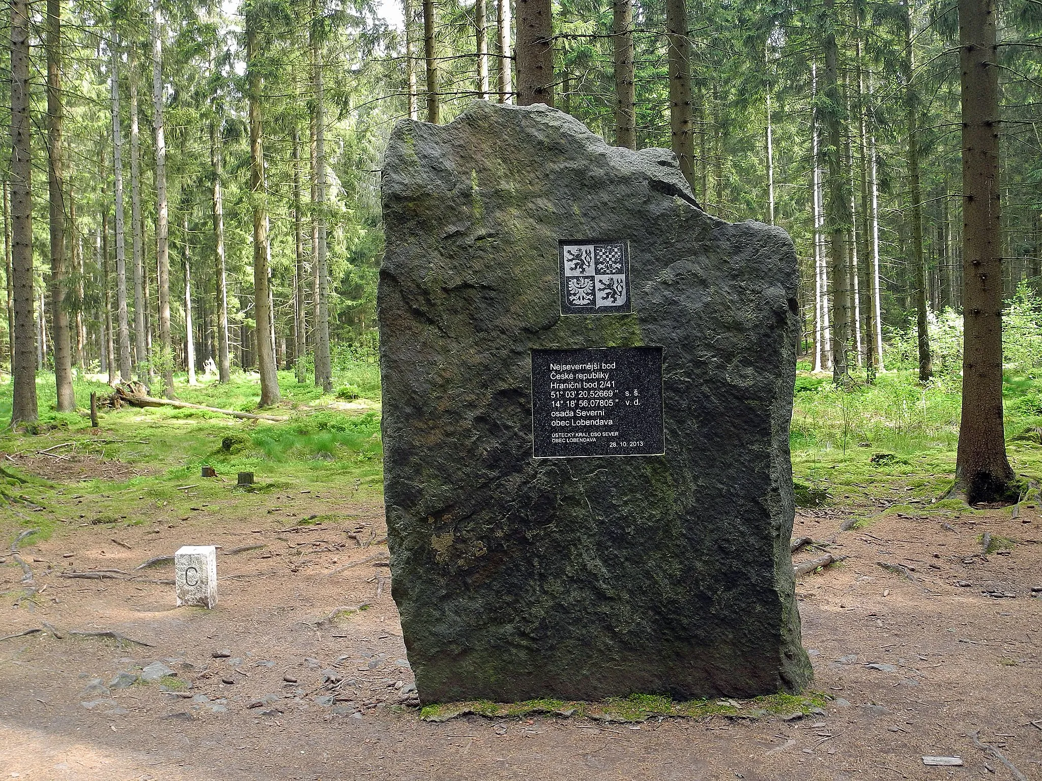 Photo showing: Gedenkstein am nördlichsten Punkt Böhmens (bzw. der Tschechischen Republik) in der Gemeinde Severní (Lobendava), ehem. Hilgersdorf