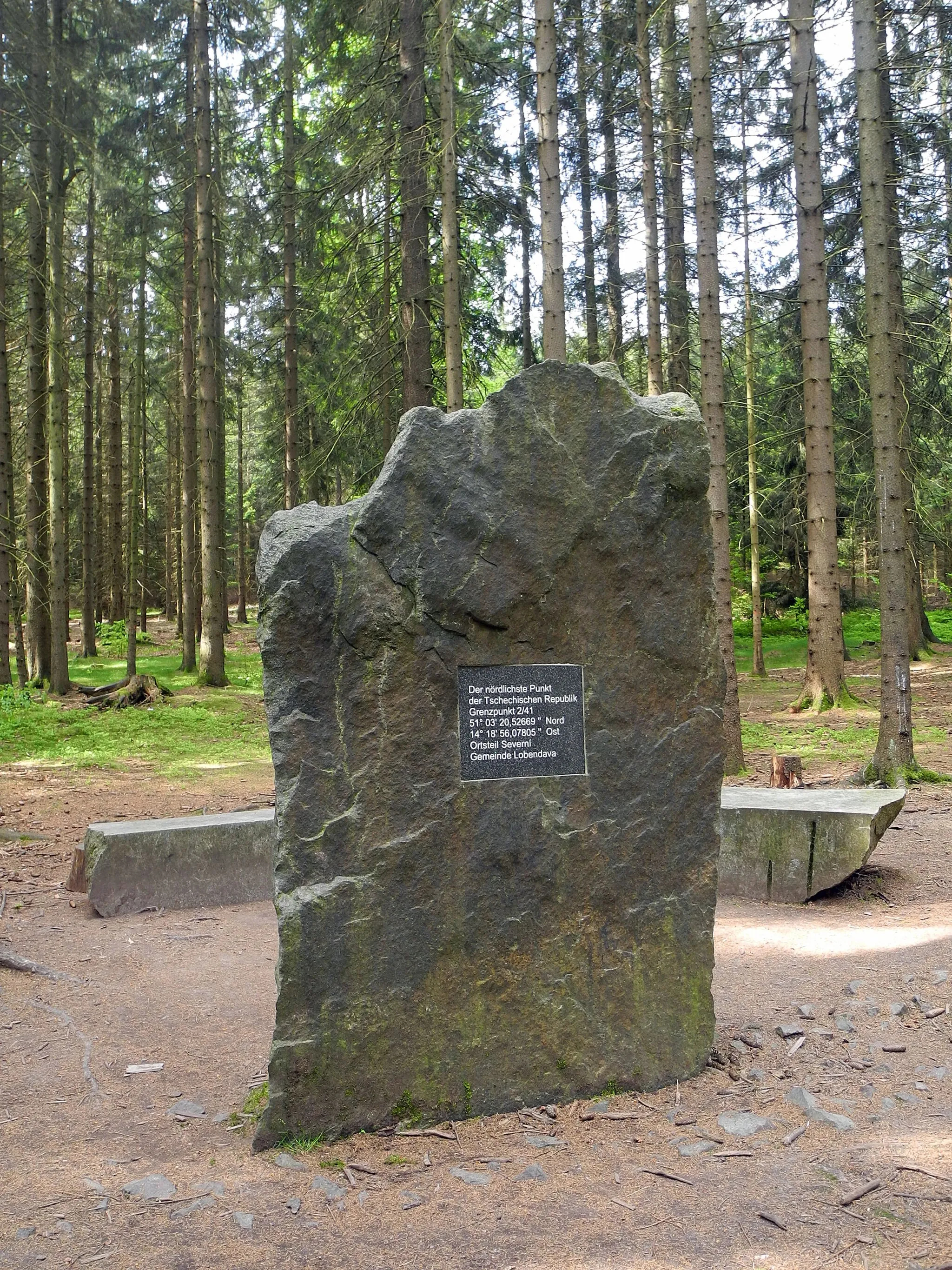 Photo showing: Gedenkstein am nördlichsten Punkt Böhmens (bzw. der Tschechischen Republik) in der Gemeinde Severní (Lobendava), ehem. Hilgersdorf