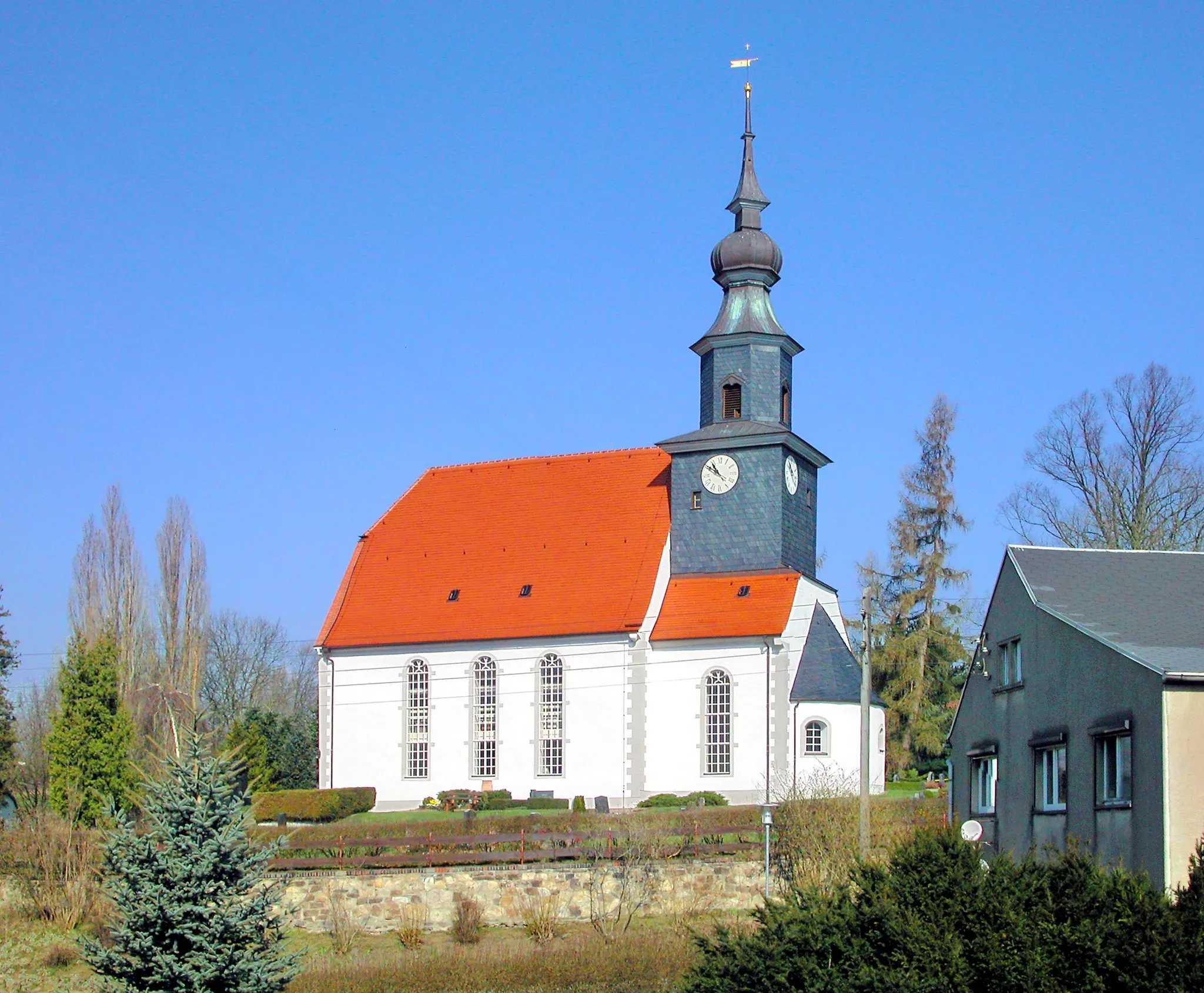 Photo showing: 02.04.2009  04741  Gleisberg (zu Stadt Roßwein): Dorfkirche Gleisberg, Hauptstraße / Ecke Chorener Straße. Im Kern eine  romanische Chorturmkirche aus der Zeit um 1200. Eines der ältesten Gotteshäuser des Döbelner Landes. Die ehemals kleinen Rundbogenfenster wurden erst 1828 zur heutigen Größe erweitert. Die Turmspitze stammt von 1784.                                                                                                                                    [DSCN35860-35861.TIF]20090402020MDR.JPG(c)Blobelt