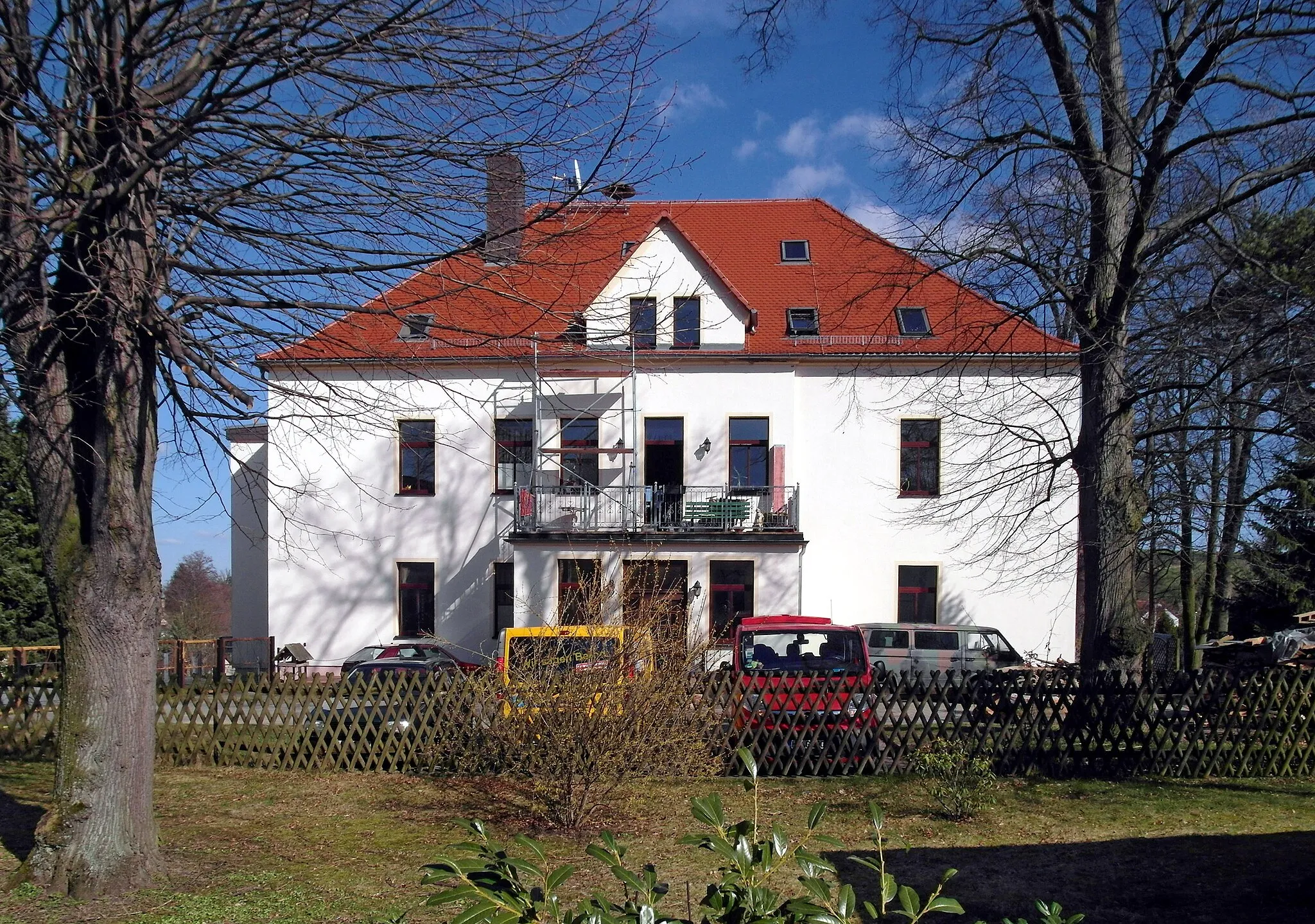 Photo showing: 26.03.2017   02708  Herwigsdorf (Rosenbach), Schafbergstraße 5: Herrenhaus Oberherwigsdorf (Oberhof). Erbaut nach Brand von 1846, Umbau 1899. In der DDR Kinder- und Jugendheim, heute Arbeiterwohlfahrt (AWO). Sicht von Westen (Hofseite).                                                                                      [SAM8717.JPG]20170326305DR.JPG(c)Blobelt