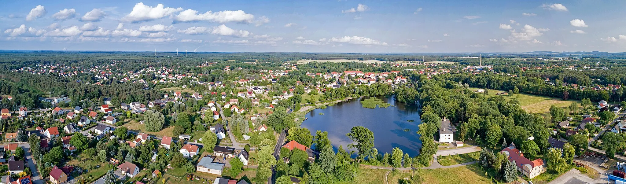 Photo showing: Bernsdorf with pond Schmelzteich (Saxony, Germany)