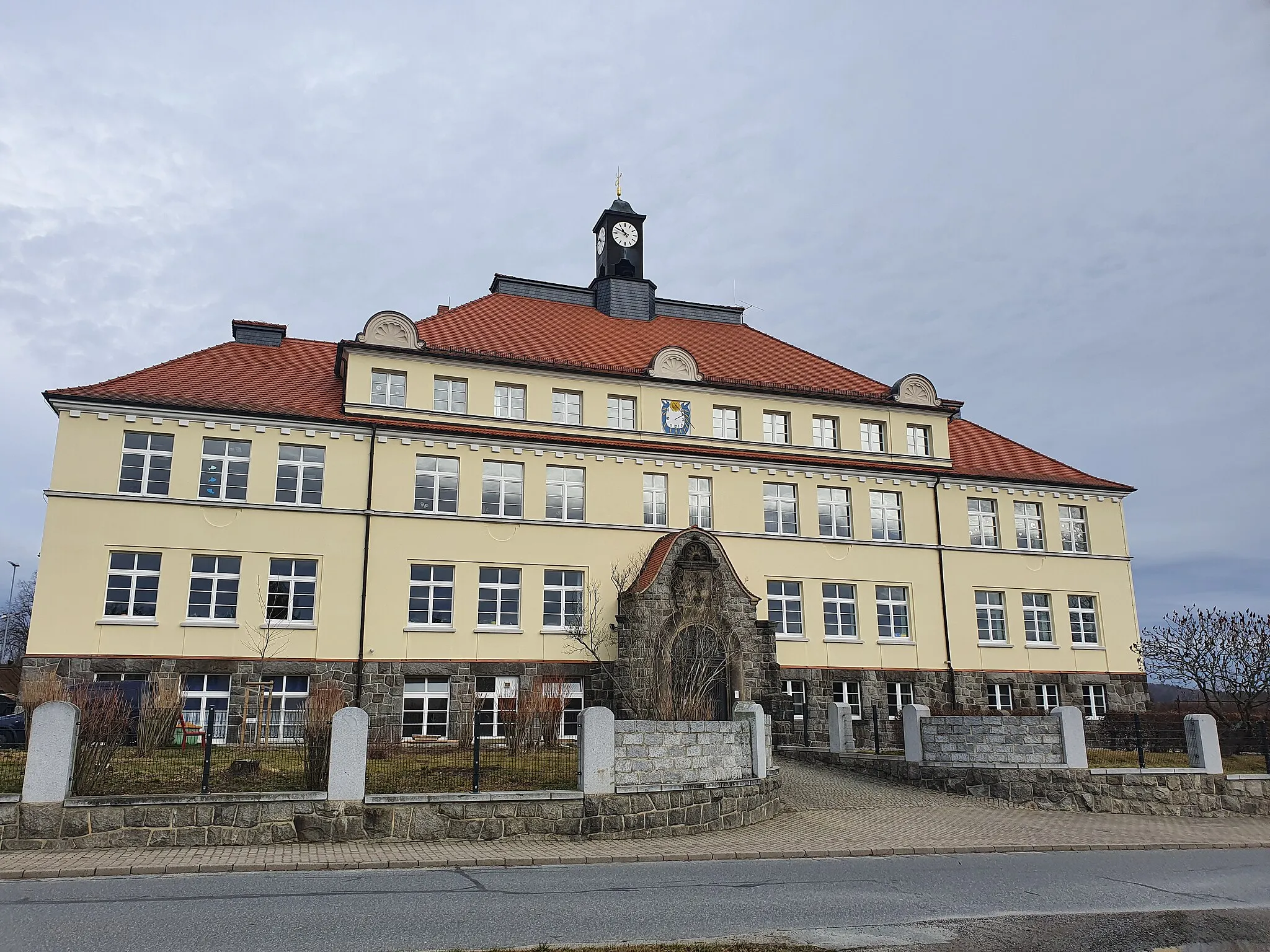 Photo showing: Gerhart-Hauptmann-Schule mit Sonnenuhr Gerhart-Hauptmann-Straße 4