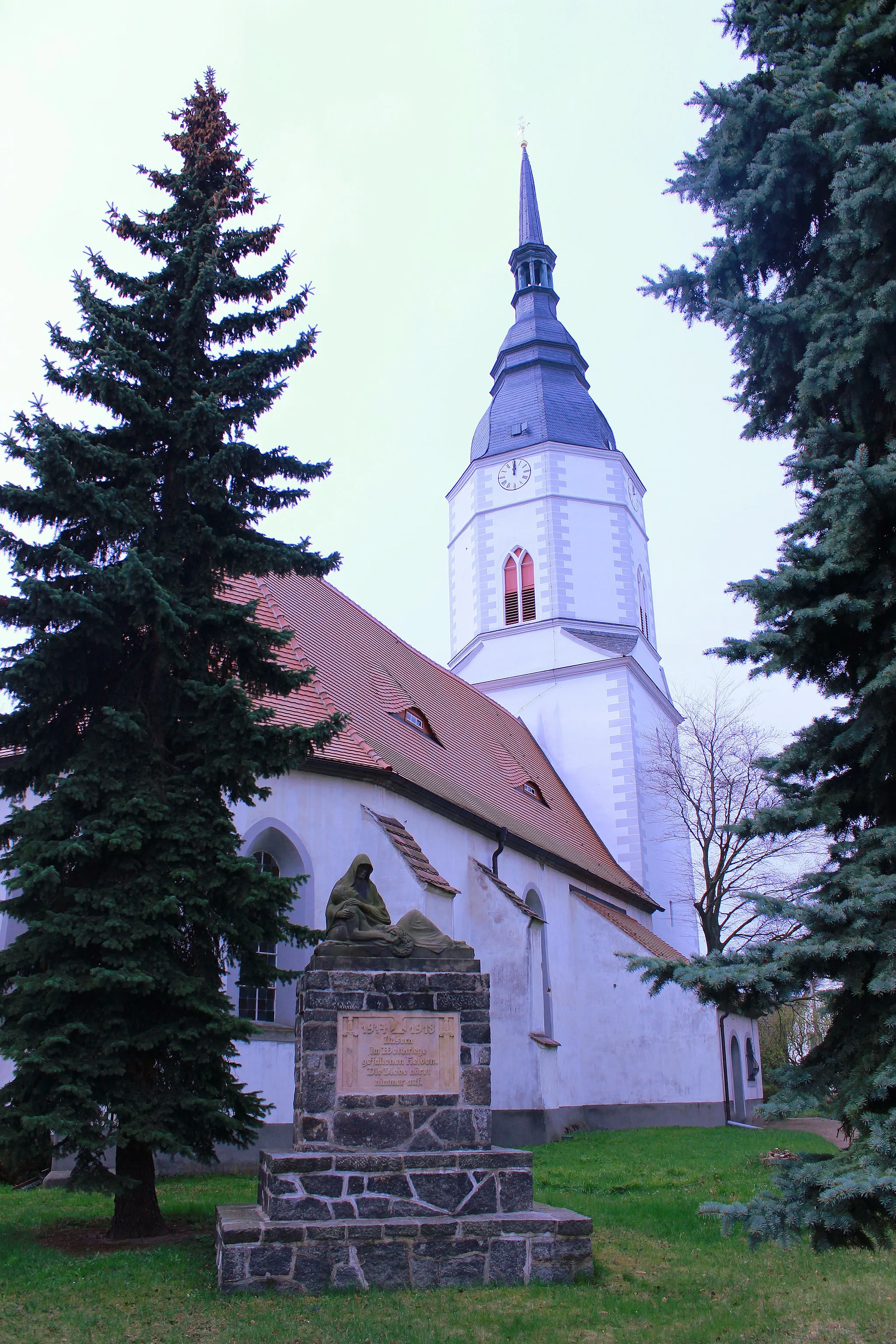 Photo showing: Großthiemig

Dorfkirche mit Kriegerdenkmal.