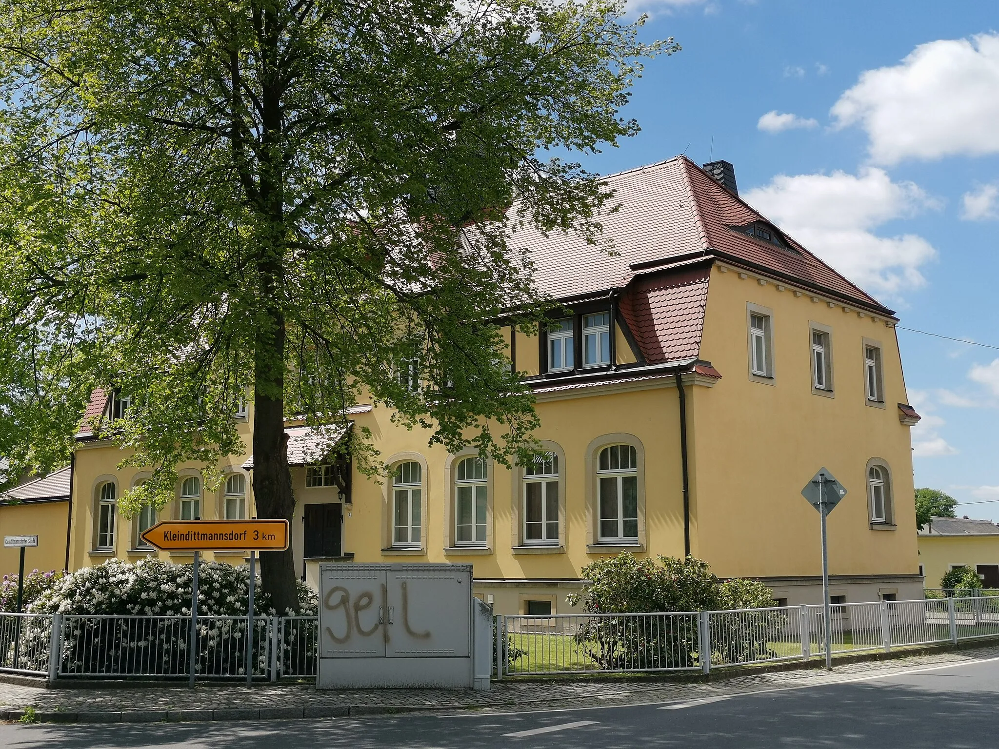 Photo showing: Schule in der Kleindittmannsdorfer Straße 2 in Großnaundorf