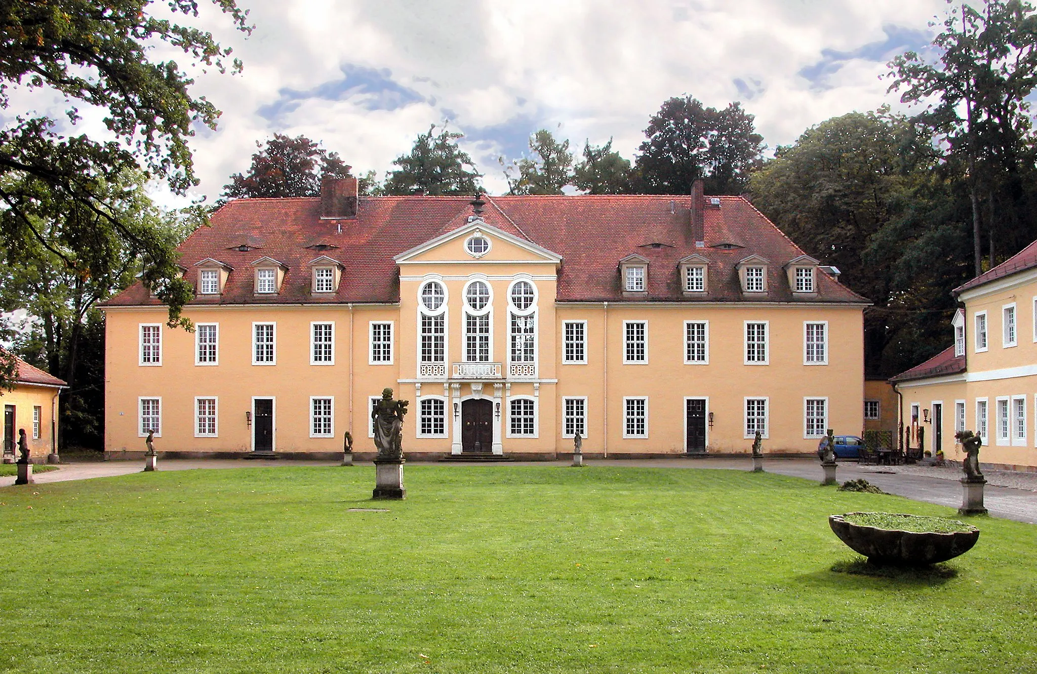 Photo showing: 29.09.2005   01936   [=>01896]  Oberlichtenau: Barockschloß, erbaut ab 1724 unter Christian Gottlieb von Holtzendorff. In der DDR war hier ein Kinderheim.                       [DSCN7677.TIF]20050929030DR.JPG(c)Blobelt