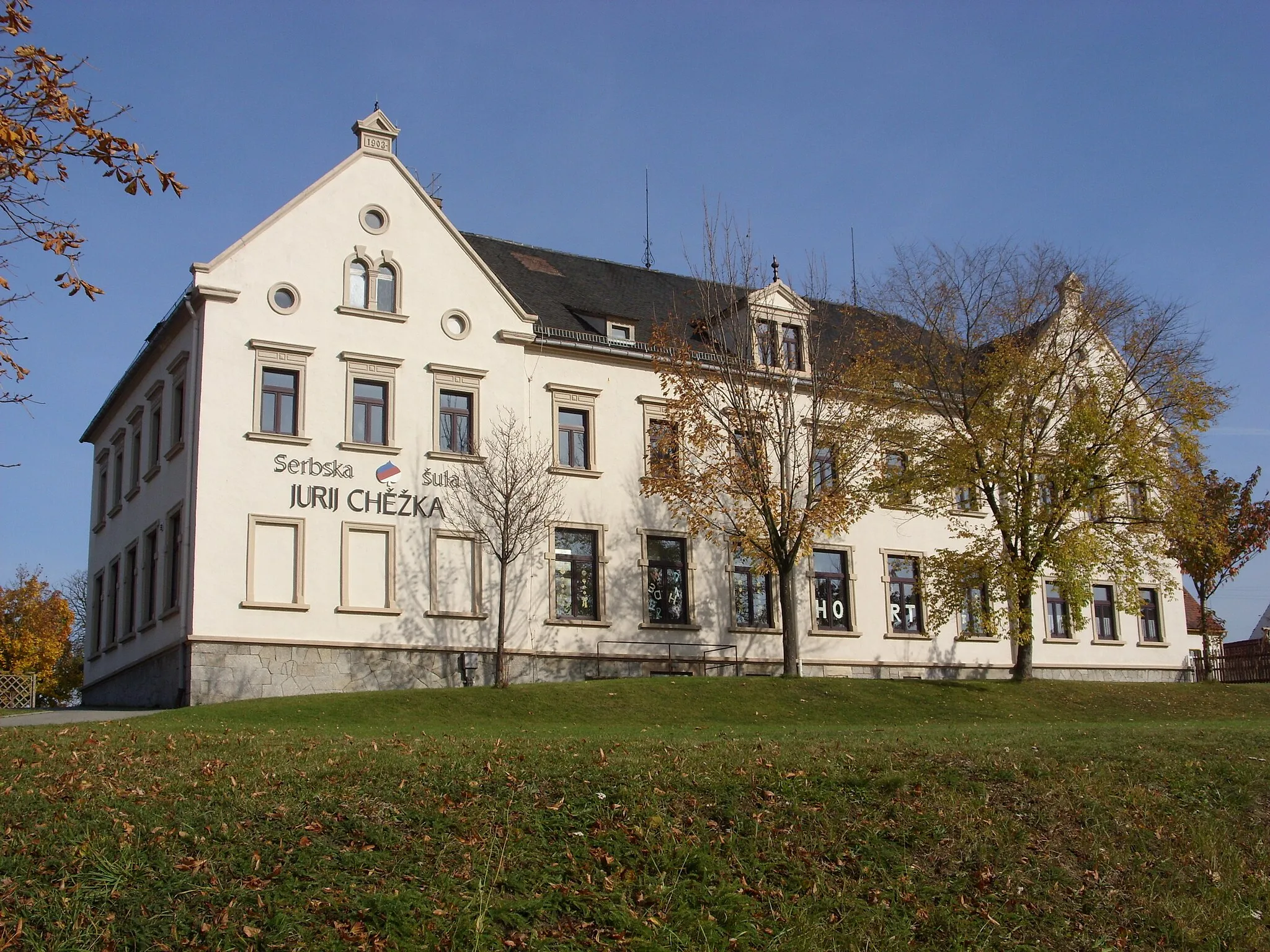 Photo showing: Sorbian school Jurij Chěžka in Crostwitz/Chrósćicy, Bautzen district, Upper Lusatia.