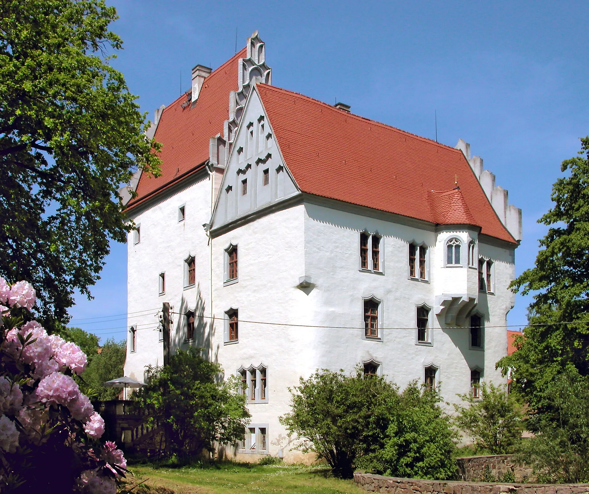 Photo showing: Renaissanceschloss Heynitz (16. Jh.). Sicht von Osten. Im polygonalen Erker im zweiten Obergeschoss befindet sich der Chor der Schlosskapelle.