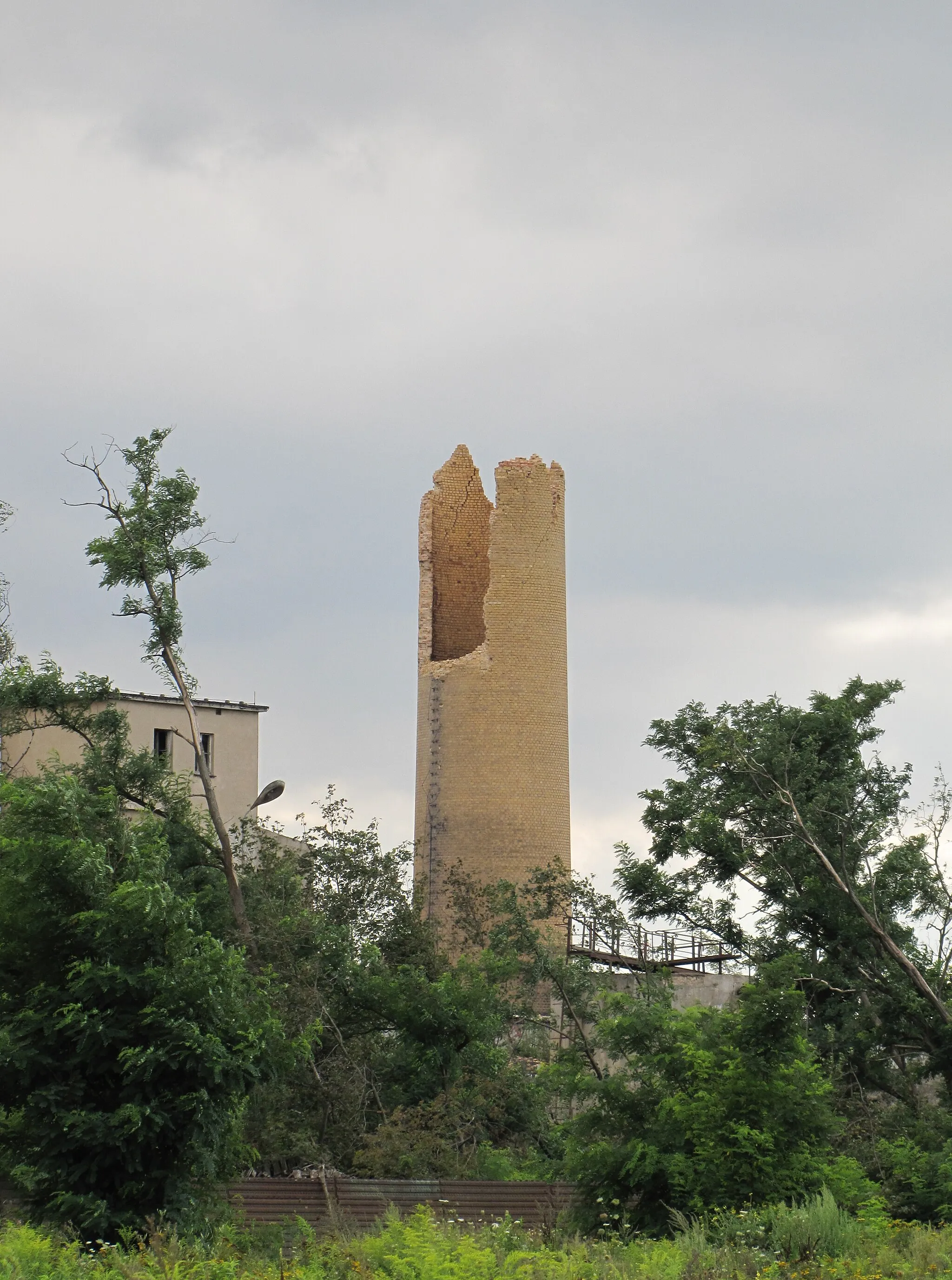 Photo showing: Papierfabrik Großenhain - Nordansicht - mit dem beim Tornado am 24. Mai 2010 eingestürzten Schornstein (Höhe vor Einsturz 96 m)