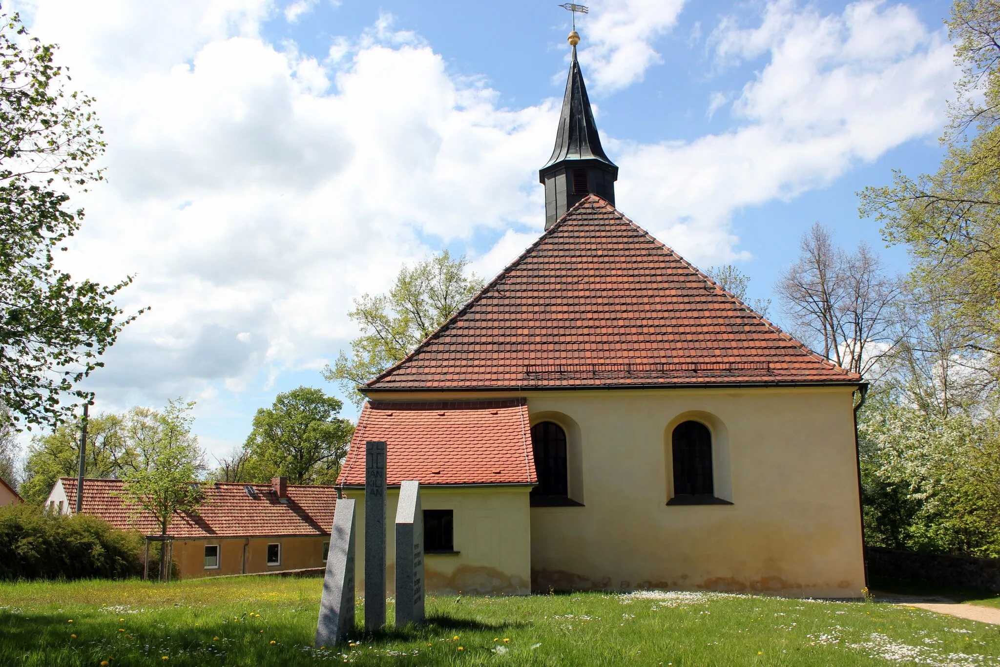 Photo showing: Kotecy; ewangelska cyrkej z pomnikom Jana Kiliana.