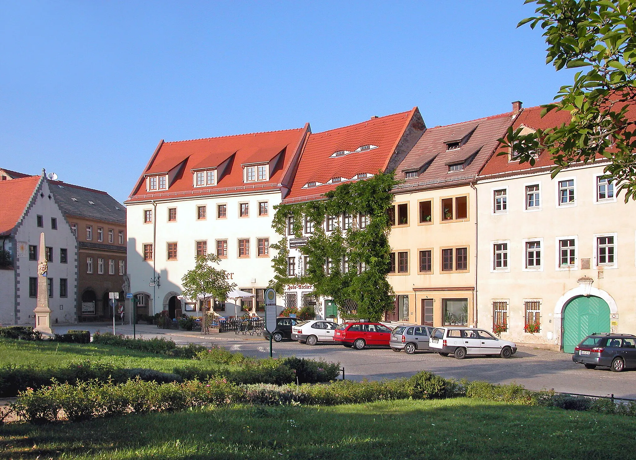 Photo showing: 04.09.2004   01809  Dohna: Marktplatz mit Bürgerhäusern und dem Ratskeller (GMP: 50.955218,13.857933). Am Ratskeller die Skulptur eines Ritters (vermutlich Burggraf 
Jeschke) und Renaissanceportal aus dem 16. Jahrhundert. Links die Kursächsische Postmeilensäule von 1731.                             [DSCN5007]20040904580DR.JPG(c)Blobelt