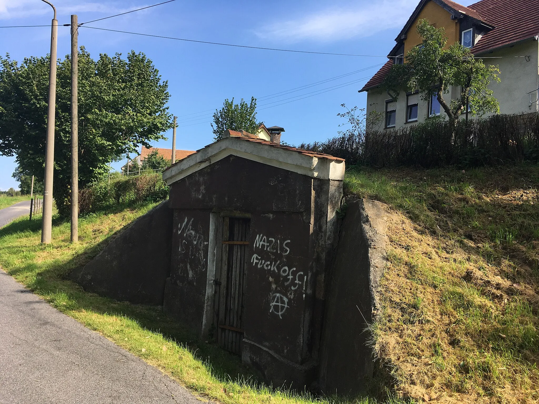 Photo showing: Cellar in the earth of a hill under a residential house in Girbigsdorf; around 1930; historical importance; cultural heritage monument