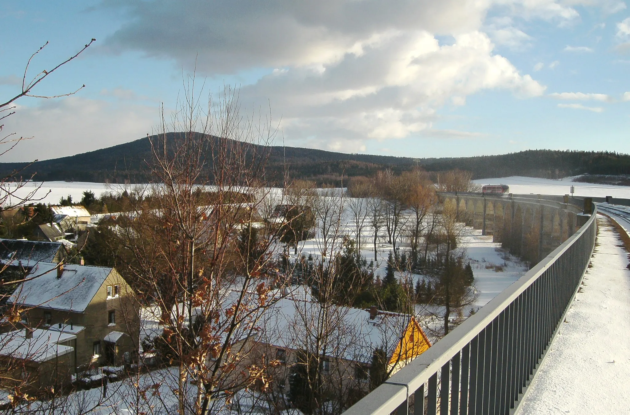 Photo showing: Eisenbahnviadukt in Putzkau mit Regionalbahn in Richtung Zittau, im Hintergrund der Valtenberg