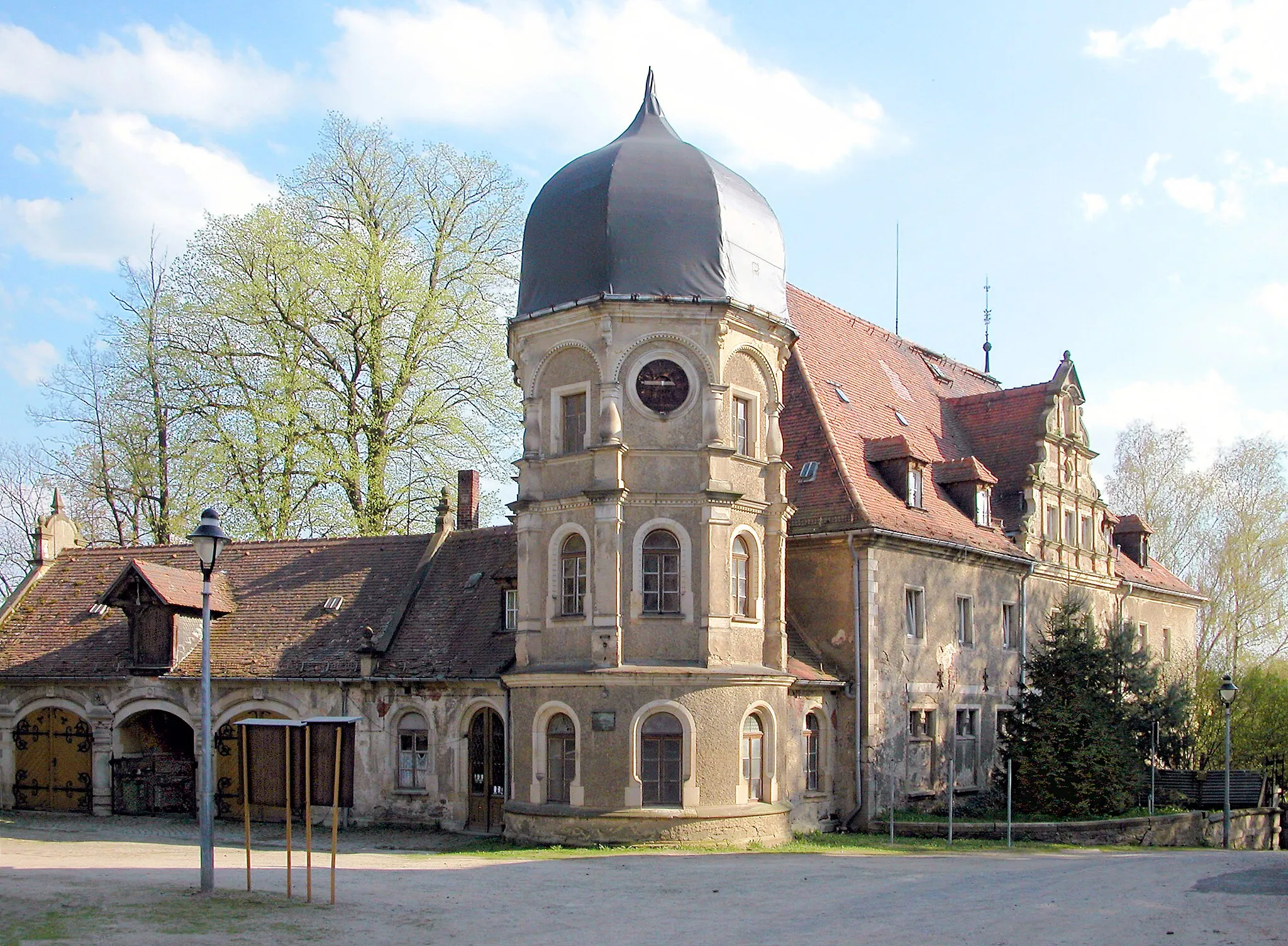 Photo showing: 01.05.2006   01561  Schönfeld, Straße der Jugend 1: Renaissanceschloßanlage. Altes, kleines Schloß (GMP: 51.303615,13.708974). Im 13. Jahrhundert wird erstmals eine Wasserburg erwähnt. Die doppelte Schloßanlage wurde zwischen 1570 und 1590 errichtet. Der Bergwerksbesitzer Arthur Freiherr von Burgk (Freital) schenkte Schloß Schönfeld 1882 seinem Sohn Max zur Hochzeit. Die Neugestaltung im Stil der Neorenaissance stammt vom Architekten Gotthilf Ludwig Möckel. Das Kleine Schloß erhielt den achteckigen Turm. Sicht vom Hof aus  Nordwesten. 
[DSCN9802.TIF]20060501525DR.JPG(c)Blobelt