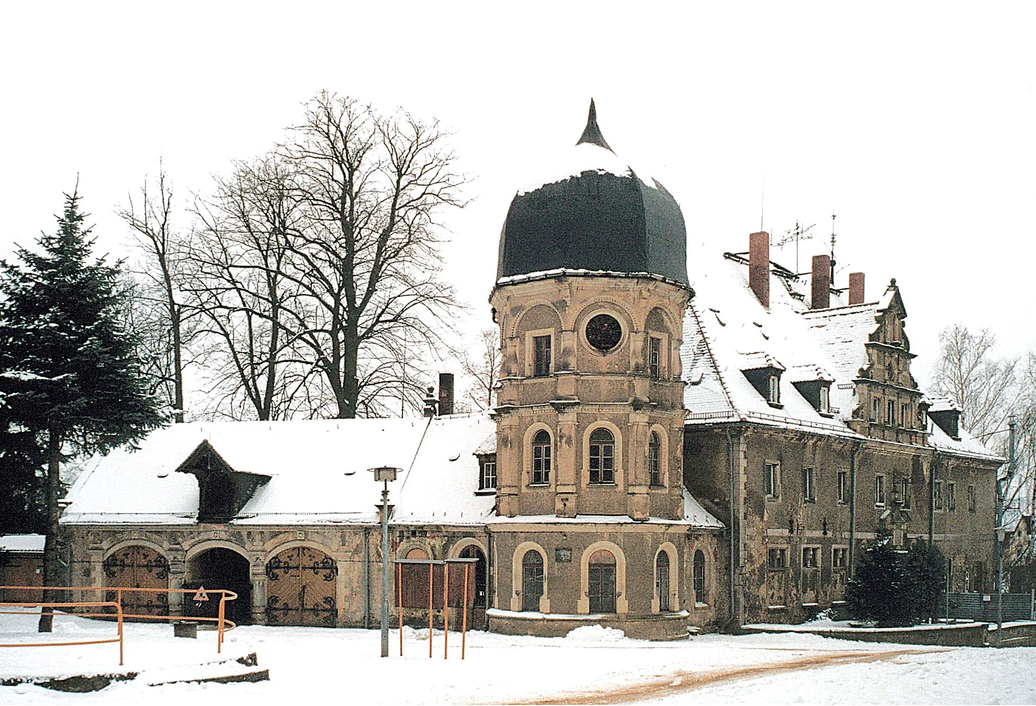 Photo showing: 17.01.2002   01561  Schönfeld (bei Großenhain), Straße der Jugend: Altes Schloß (GMP: 51.303615,13.708974). Im 13. Jahrhundert wird erstmals eine Wasserburg erwähnt. Das ursprüngliche Wasserschloß gehörte anfangs der Familie von Schönfeld. Im 15. Jahrhundert gelangte das Schloß an das Adelsgeschlecht von der Sahla.  Die doppelte Schloßanlage wurde zwischen 1570 und 1590 errichtet. Altes Schloß, Hofseite von Norden.                                                                                                                [F]20020117500AR.JPG(c)Blobelt