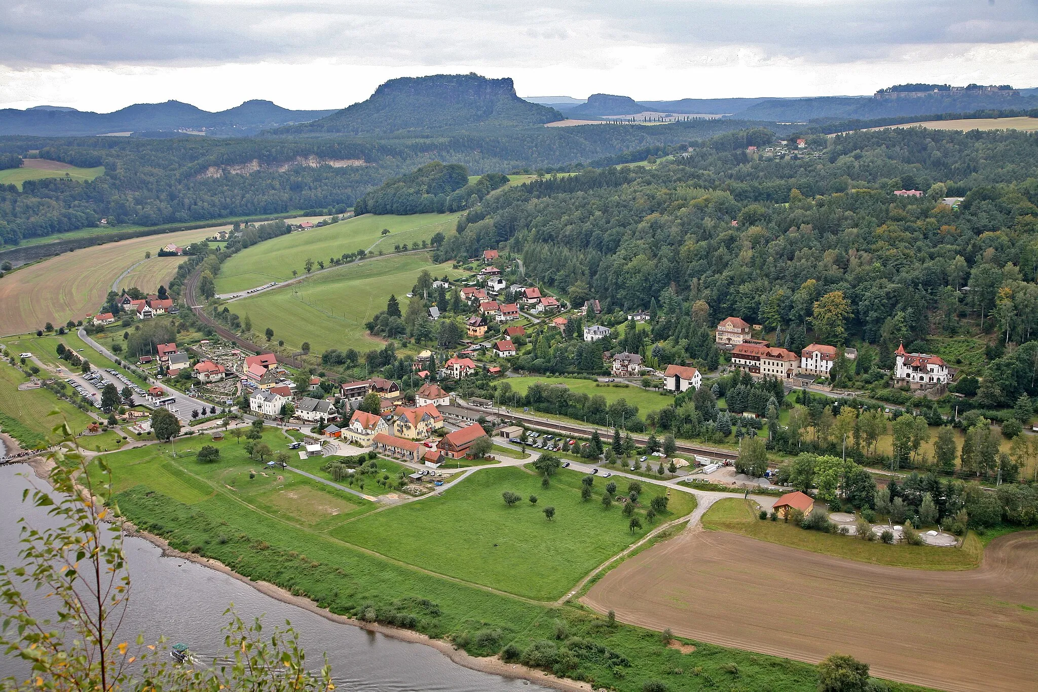 Photo showing: Blick auf den Kurort Rathen an der Elbe vom Standort Bastei.