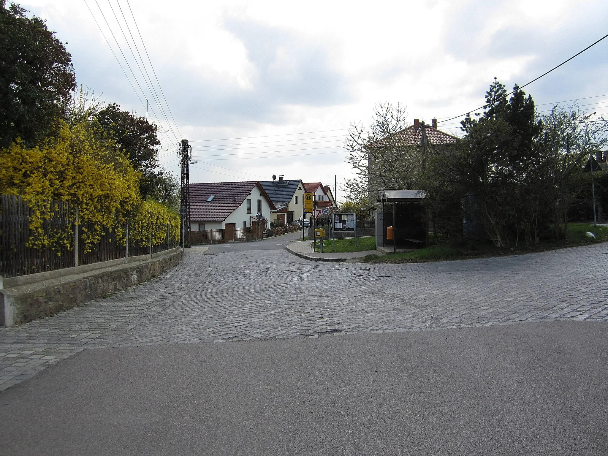 Photo showing: Ockerwitzer Allee/Ockerwitzer Dorfstraße Richtung Süden, Endhaltestelle Linie 92