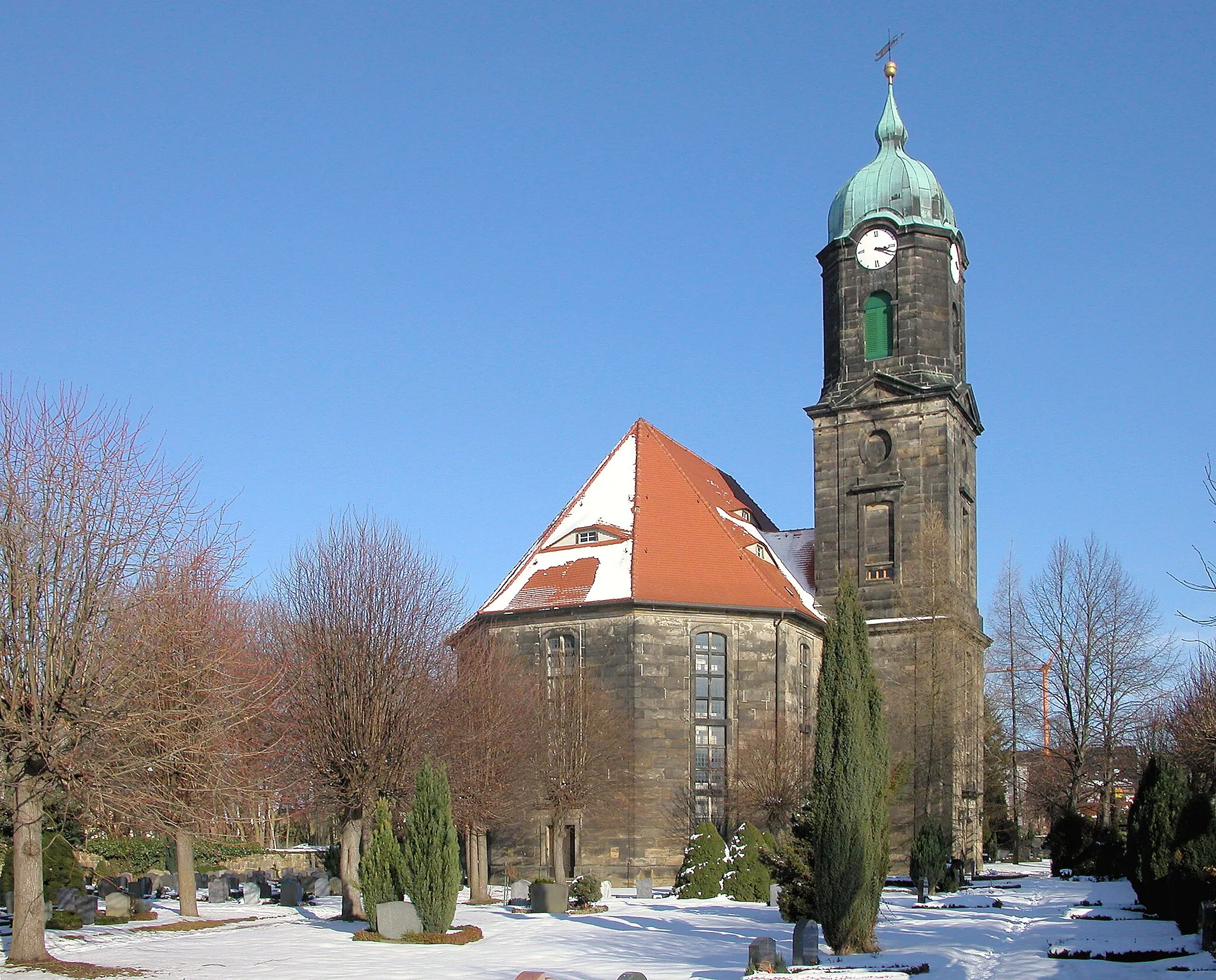 Photo showing: 05.03.2006  01847  Lohmen (Sachsen), Dorfstraße 1 (GMP: 50.989566,13.995545): Evangelische Dorfkirche, Philippuskirche. Barocker Zentralbau, 1786-1789 vom 
Ratsmaurermeister Johann Daniel Kayser und Zimmermeister Christian Gotthelf Reuther. Die Kirche ist die größte Dorfkirche in der Sächsischen Schweiz und durch ihre gut erhaltene Orgel von Johann Christian Kayser bekannt, die noch ganz in der Tradition Gottfried Silbermanns steht.                [DSCN8871.TIF]20060305100DR.JPG(c)Blobelt