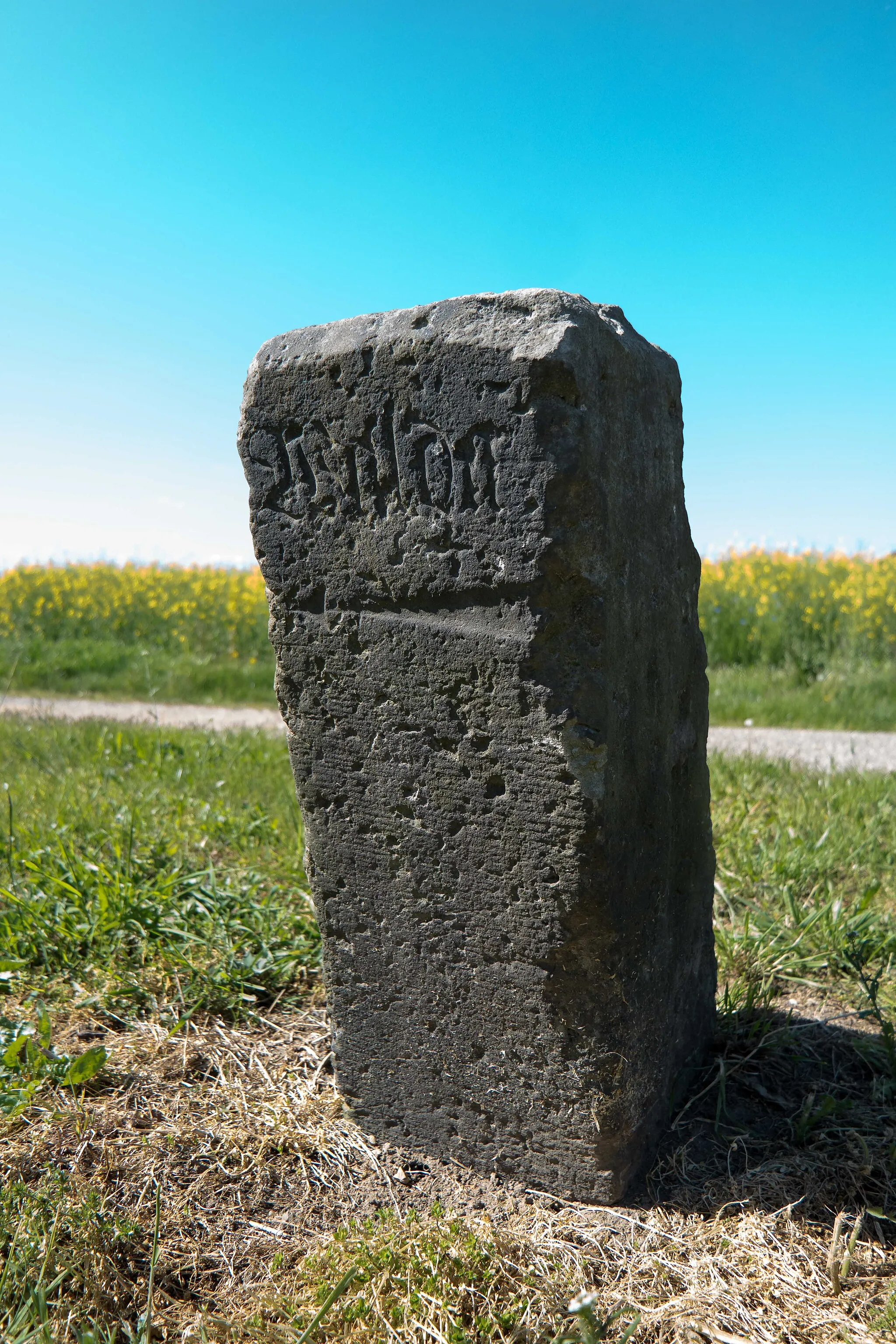 Photo showing: Wegweiserstein am südlichen Ortsausgang von Wildenhain