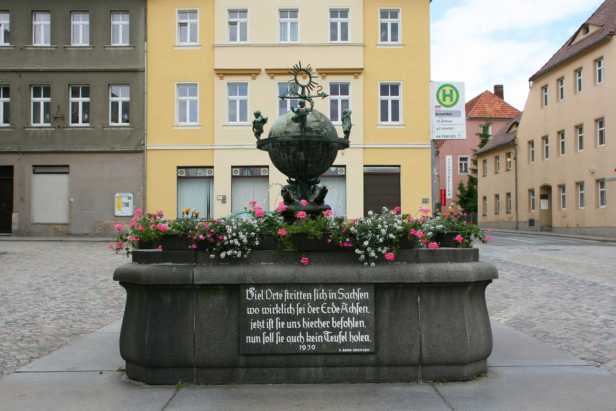 Photo showing: Erdachsenbrunnen auf dem Marktplatz in Bernstadt a. d. Eigen