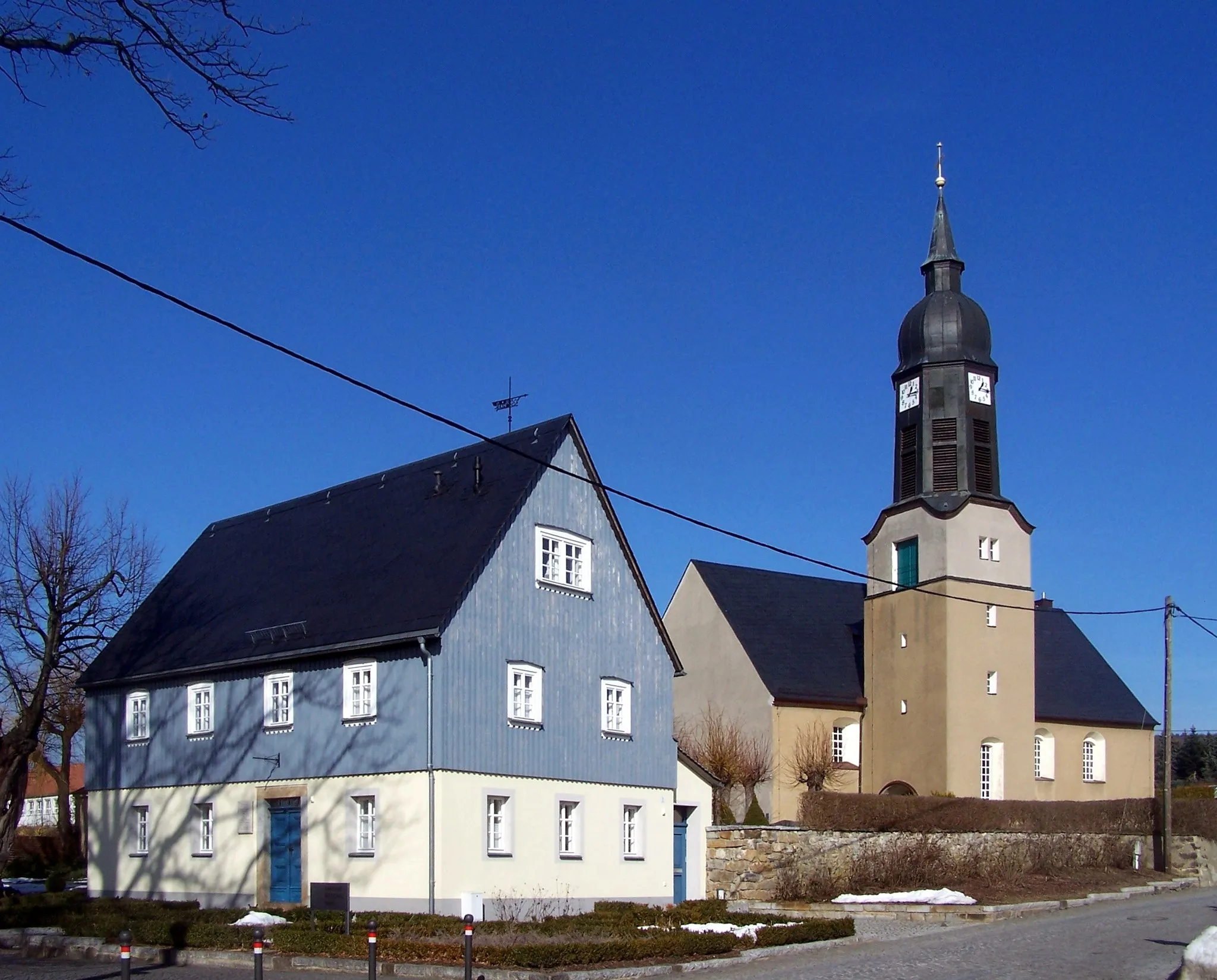 Photo showing: Gersdorf (Haselbachtal), Ensemble Kirche und Geburtshaus von Karoline Salome Rietschel, der Mutter des Bildhauers Ernst Rietschel