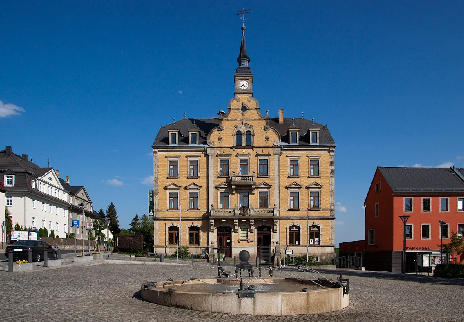 Photo showing: Rabenau (Sachsen), Rathaus mit Stuhlbau-Brunnen