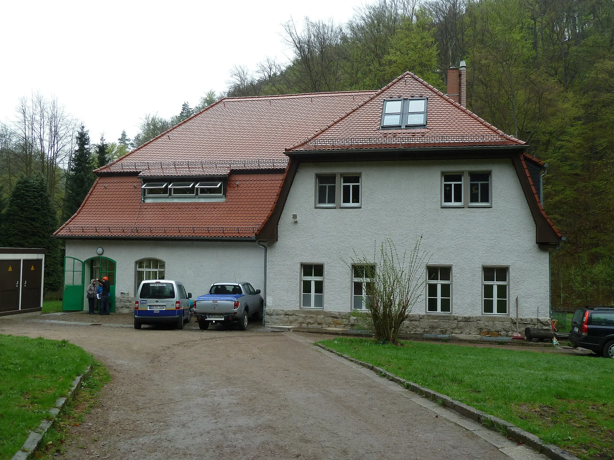 Photo showing: Rudelt power plant, hydro electric power plant Rabenauer Grund, Saxony; since 1911.  Three generator sets. Two generator sets with a Francis turbine by Voith, Heidenheim (since 1911) and a synchronous generator by Poege, Chemnitz (1911–2012), replaced by an AEM Dessau generator. Capacity of each set 500 kVA. A third generator with a capacity of 150 kVA driven by a cross-flow turbine for small quantities of water is in use since 2012. The power plant is named after Ernst Robert Rudelt, mayor of Deuben, who installed many public services in the aftermath of the industrial revolution.