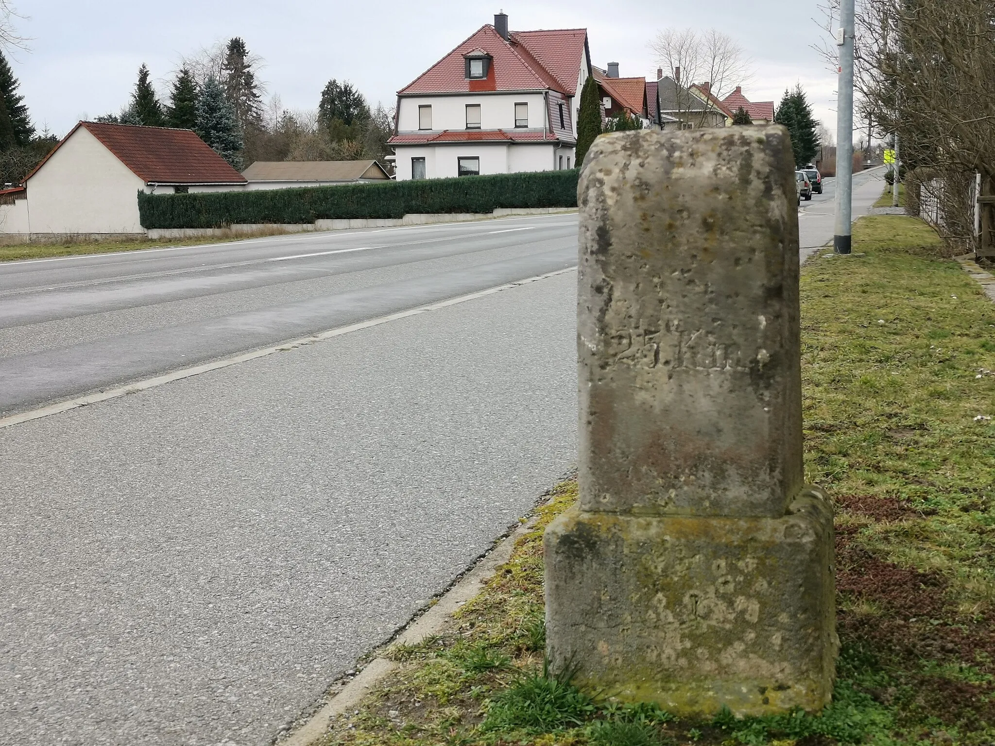 Photo showing: Meilenstein in der Dresdner Straße in Großharthau