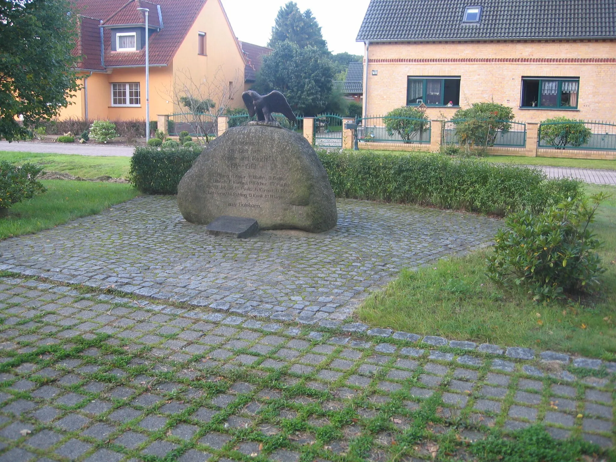 Photo showing: Guteborn, Dorfaue (postalisch zu Hauptstraße), Denkmal für die Gefallenen des Ersten Weltkriegs mit Gedenktafel für Opfer des Zweiten Weltkriegs