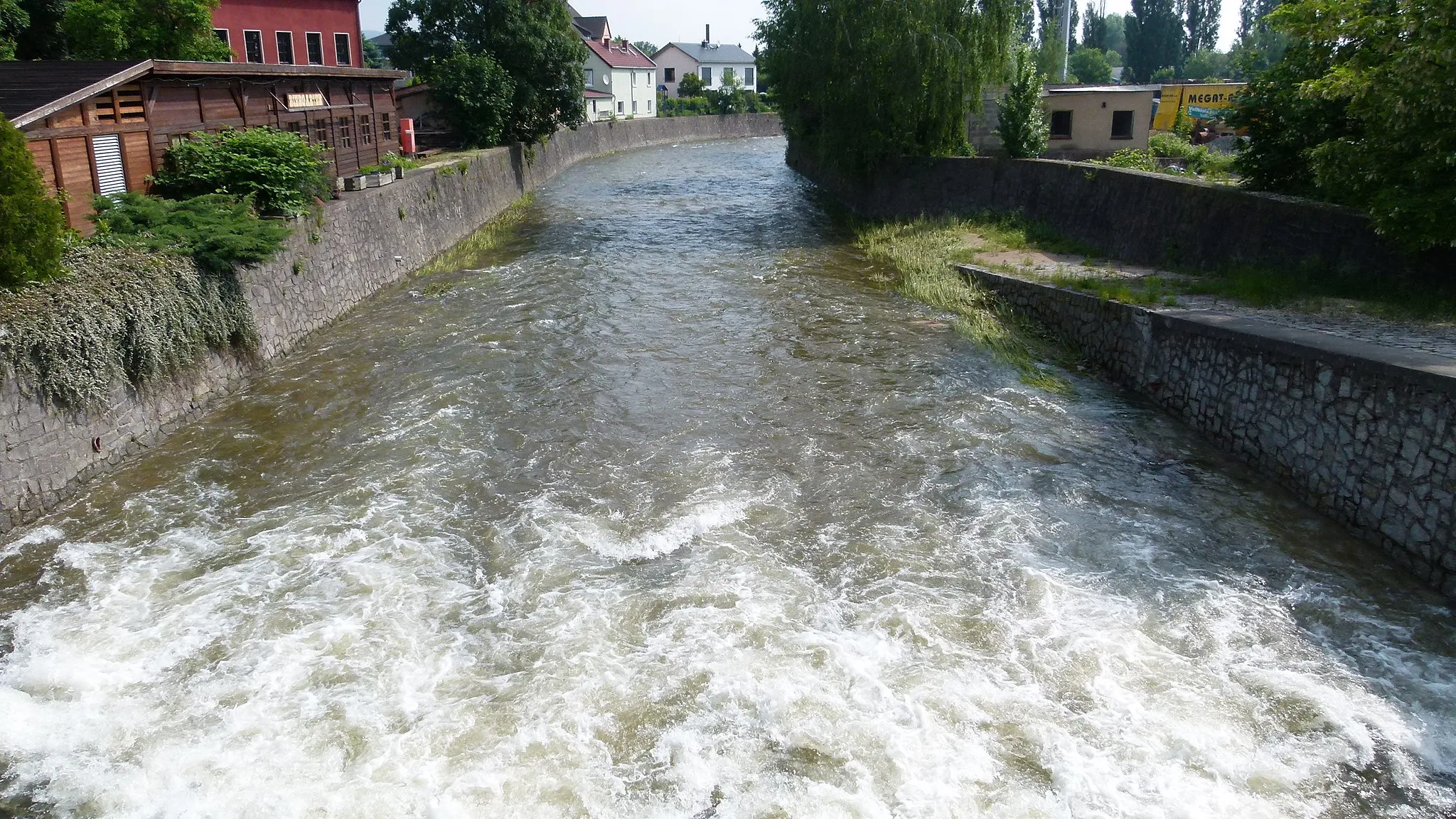 Photo showing: Die Müglitz in Heidenau (Gabelsberger Straße), kurz vor ihrer Einmündung in die Elbe während des Hochwassers im Juni 2013