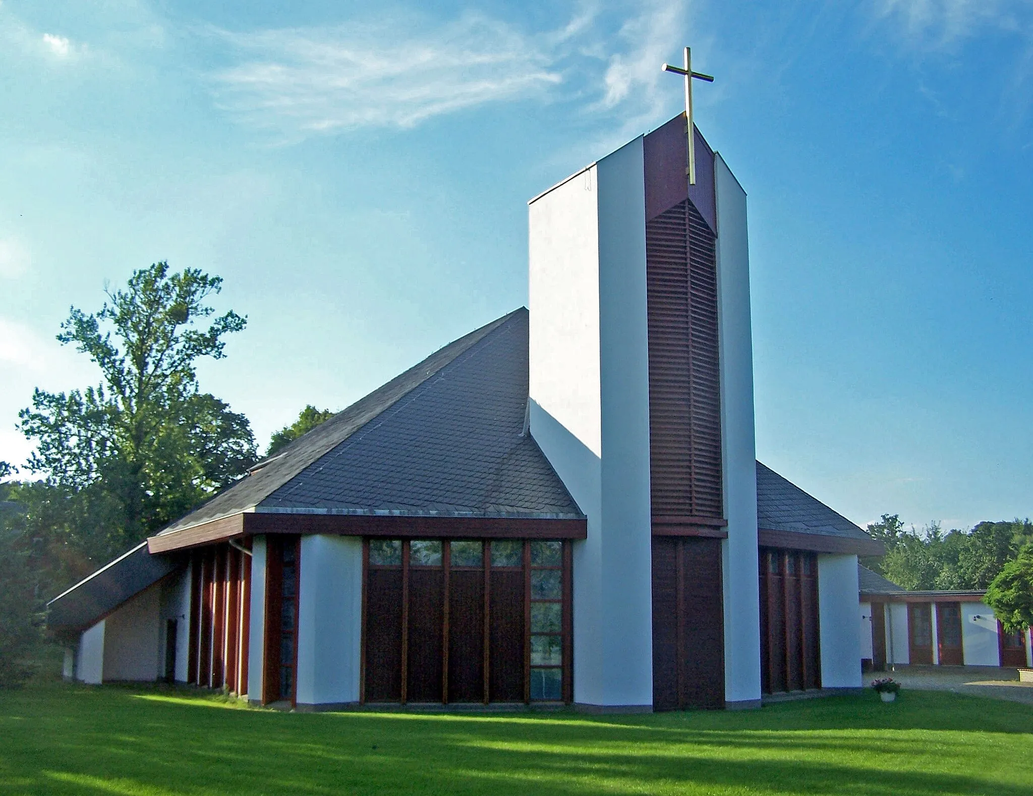 Photo showing: (katholische) Kirche der Heilig-Kreuz-Gemeinde Coswig, Landkreis Meißen, Sachsen