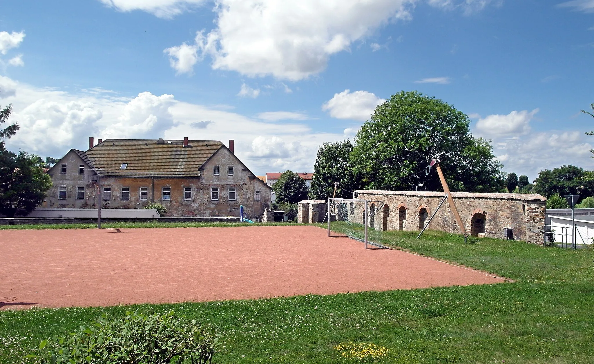 Photo showing: 10.07.2017    01774   Pretzschendorf: Ehemaliges Rittergutsgelände Schulgasse (GMP: 50.874394,13.525955). Überreste 2004 abgerissen. Heute Spielplatz. Sicht von Norden.         [SAM0872.JPG]20170710100DR.JPG(c)Blobelt