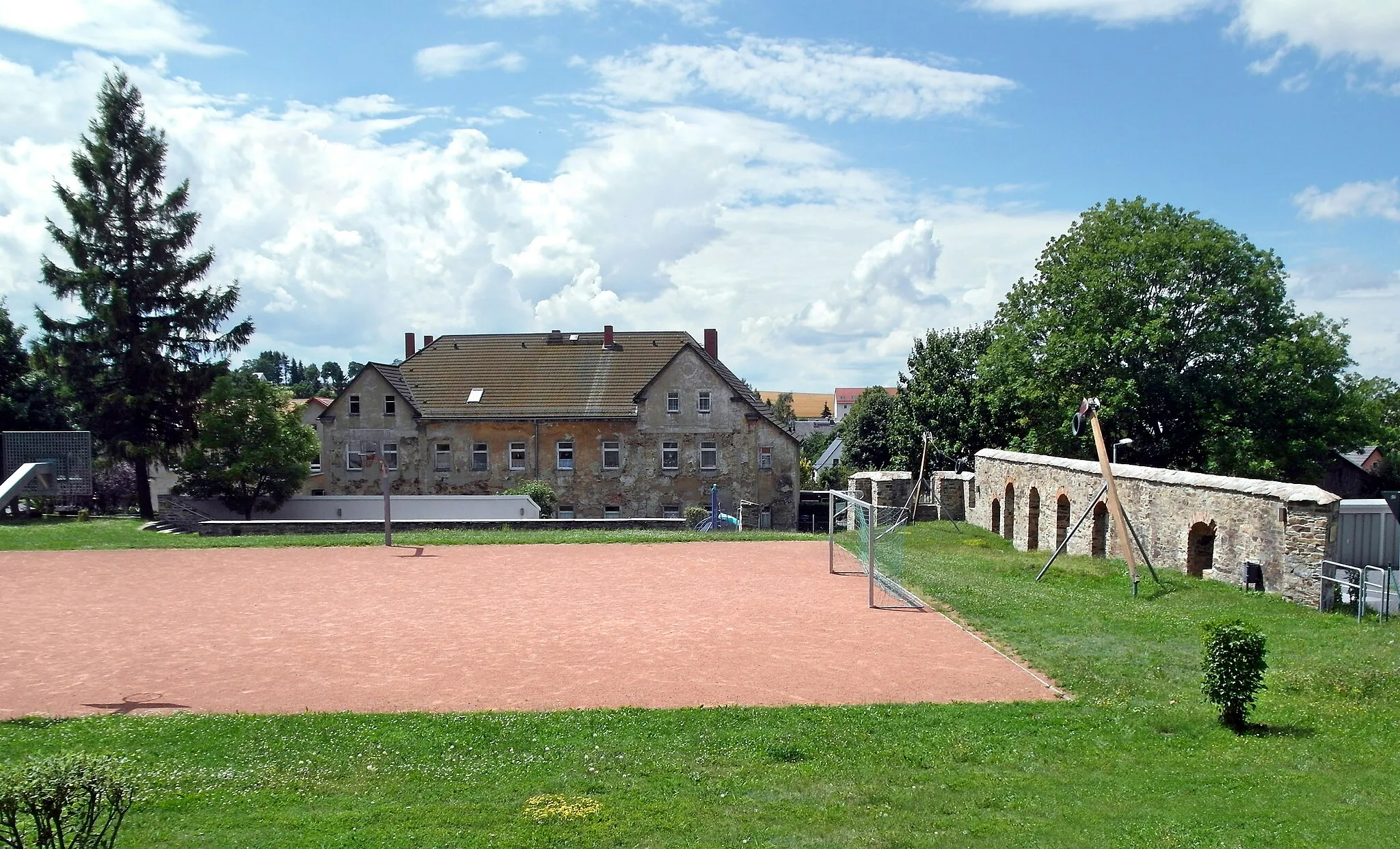 Photo showing: 10.07.2017    01774   Pretzschendorf: Ehemaliges Rittergutsgelände Schulgasse (GMP: 50.874394,13.525955). Überreste 2004 abgerissen. Heute Spielplatz. Sicht von Norden.          [SAM0887.JPG]20170710110DR.JPG(c)Blobelt