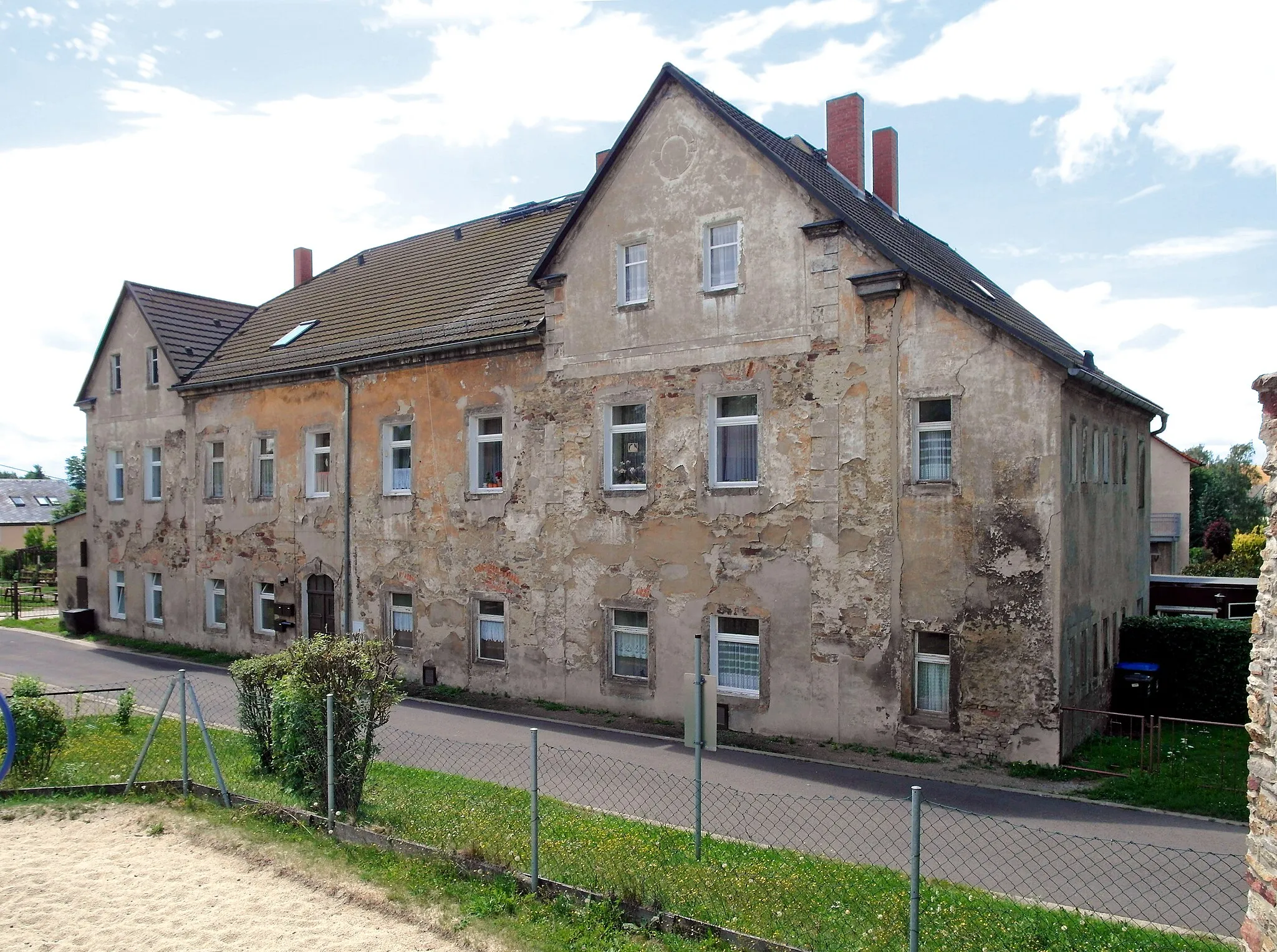 Photo showing: 10.07.2017    01774   Pretzschendorf: Ehemaliges Rittergutsgebäude Schulgasse 1 (GMP: 50.874262,13.525507) Sicht von Nordwesten.  [SAM0874.JPG]20170710125DR.JPG(c)Blobelt