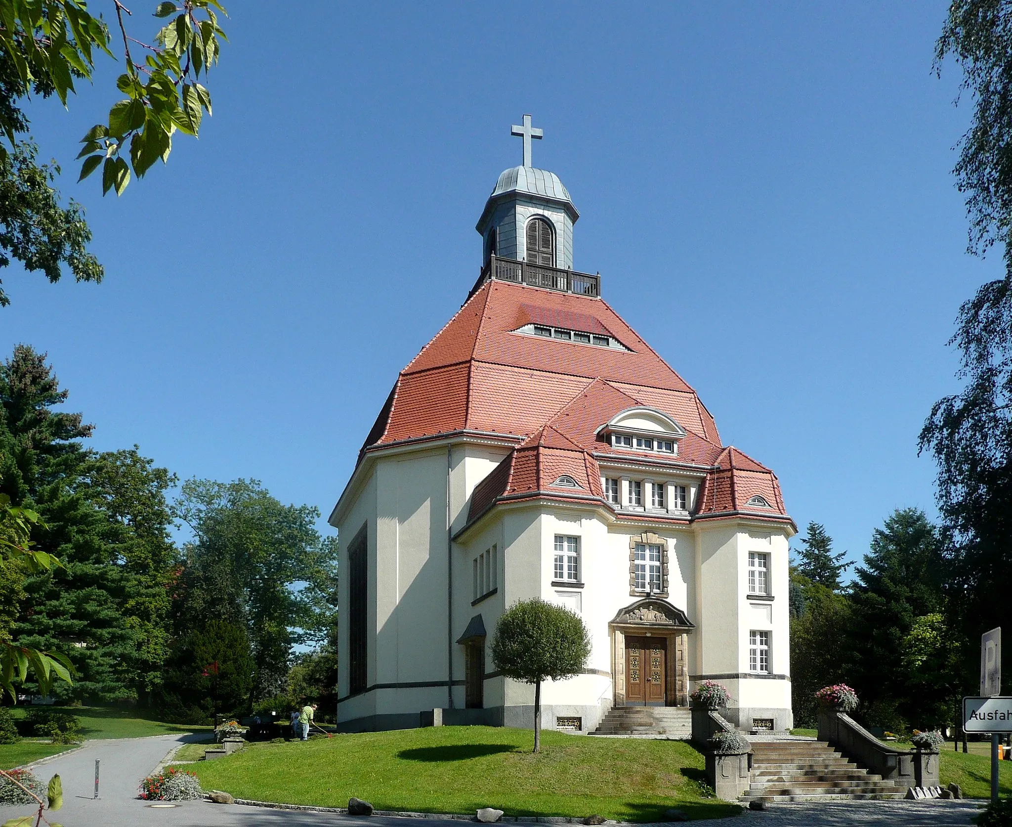 Photo showing: The hospital-church (built 1912/13) in Arnsdorf in Saxony.