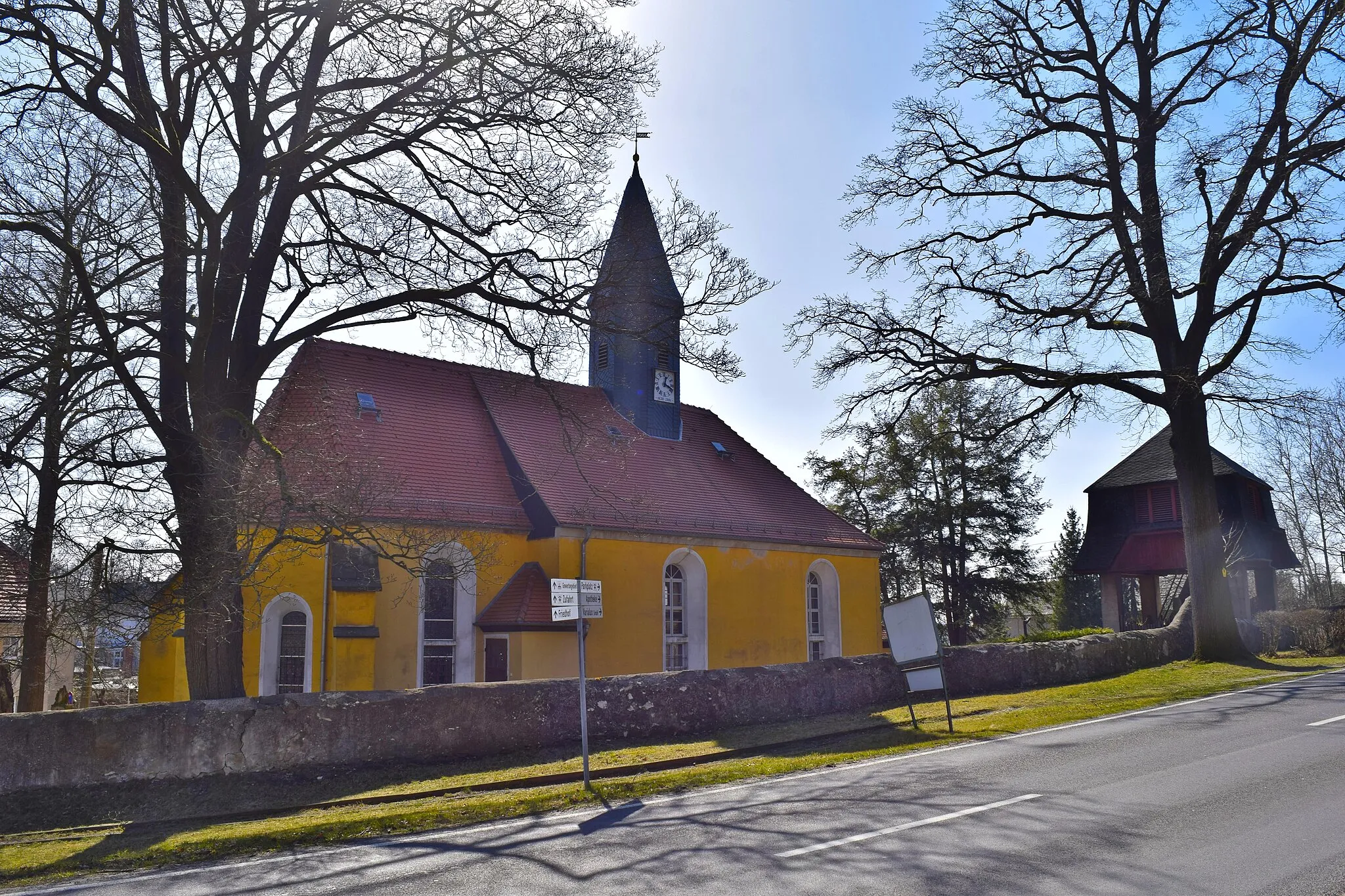 Photo showing: Dorfkirche Arnsdorf mit Mauerwall und separatem Glockenhaus