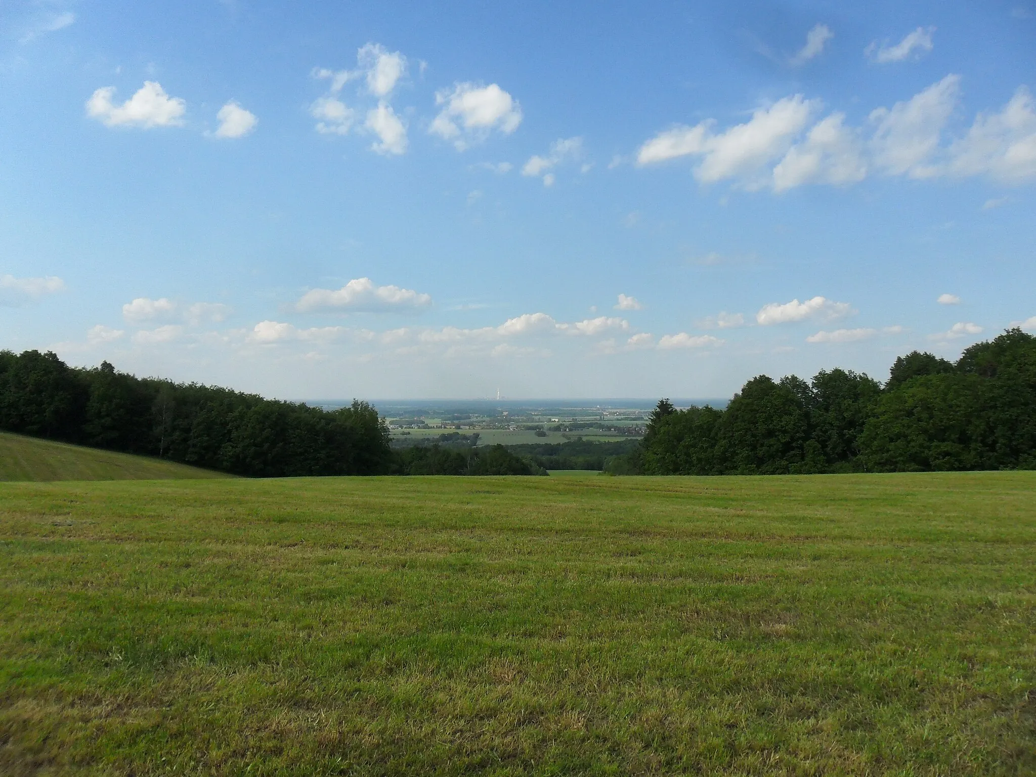 Photo showing: Nordhang des Berges, Fernblick nach Boxberg, Bergsattel Mehltheuer- und Weißiger Berg