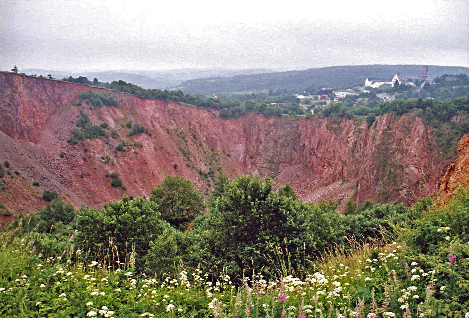 Photo showing: Altenberg (Erzgebirge): Blick über die Pinge. Im Hintergrund sind die Übertageanlagen des 1991 stillgelegten Zinnbergbaus sichtbar.