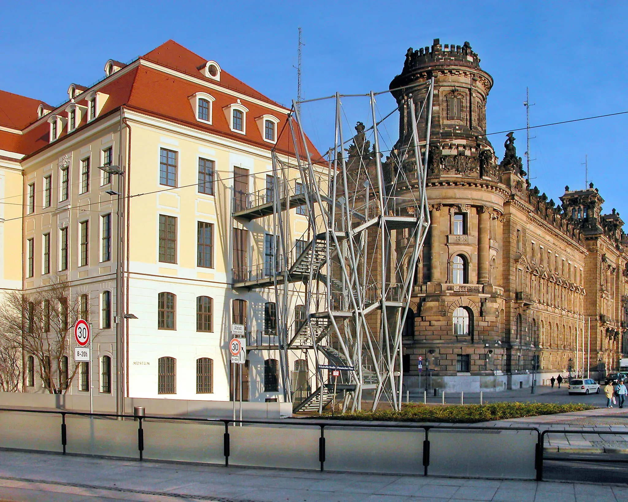 Photo showing: 15.01.2007  Dresden-Altstadt, Wilsdruffer Straße / Schießgasse: Links das Landhaus, frühklassizistisch (1770-1776 von F. A. Krubsacius). Heute Museum für Stadtgeschichte. Postmoderne Feuertreppe 2005/06 (Architekt Rolf Klinkenbusch). Rechts d. Polizeipräsidium. Das Gebäude für die Königliche Polizeidirektion wurde 1895-1900 nach Plänen des Architekten Julius Temper errichtet.   [DSCN20509]20070115020DR.JPG(c)Blobelt