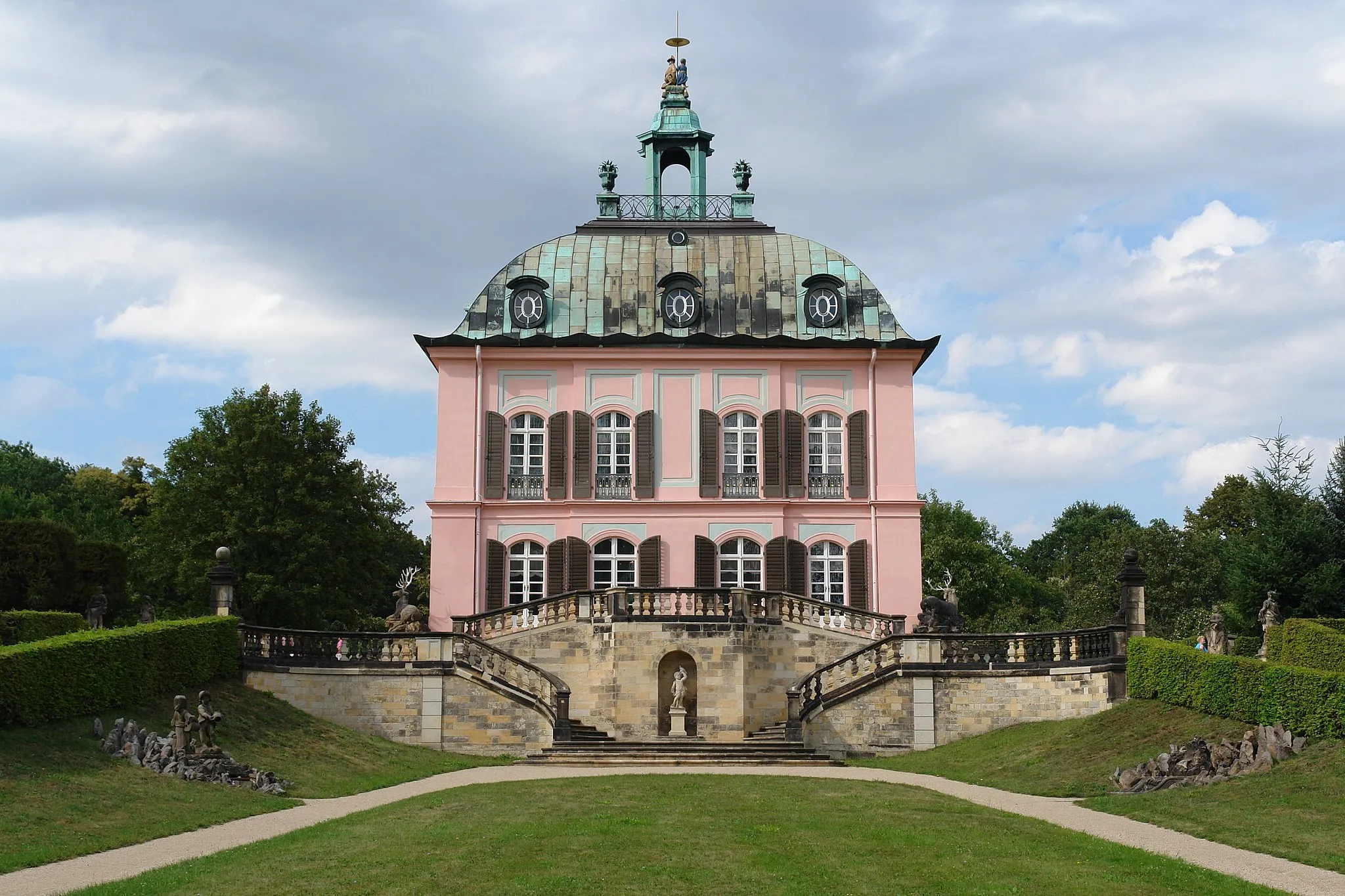 Photo showing: Fassanenschlösschen Moritzburg

One can see 11 statues on this image.