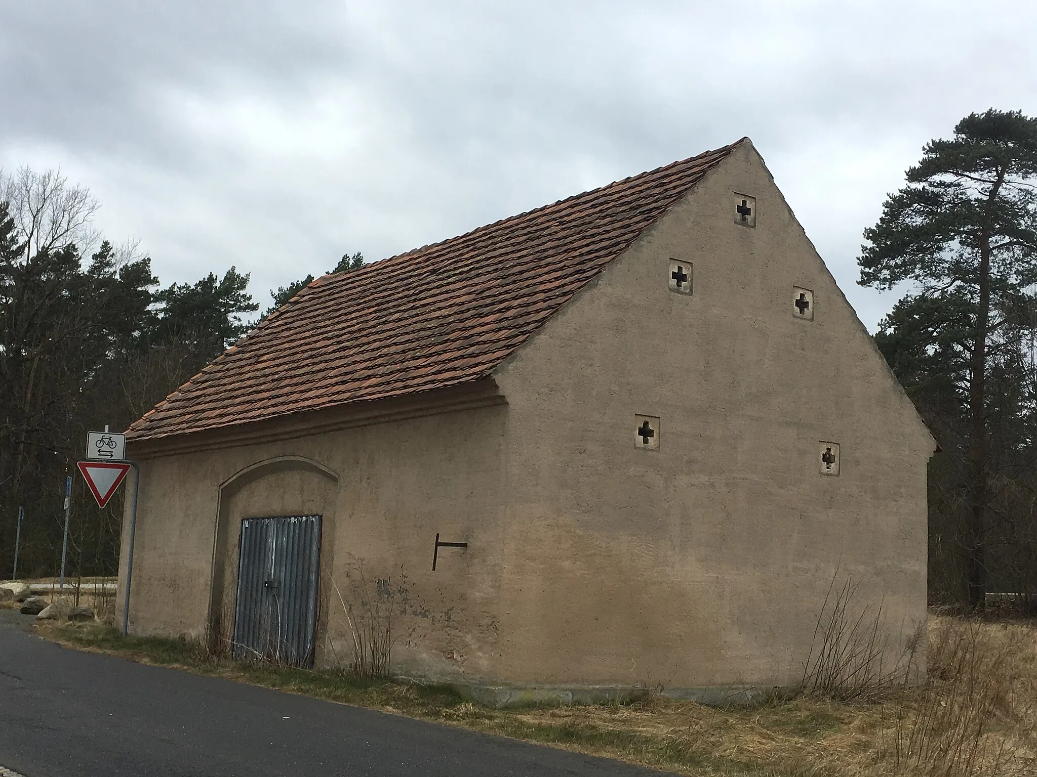 Photo showing: Outbuilding of a former Inn with another outbuilding in Sandschenke (city of Niesky), gable of the main building marked with 1867, core might be a bit older; with classical reminiscences, significance for history of local development and traffic; cultural heritage monument