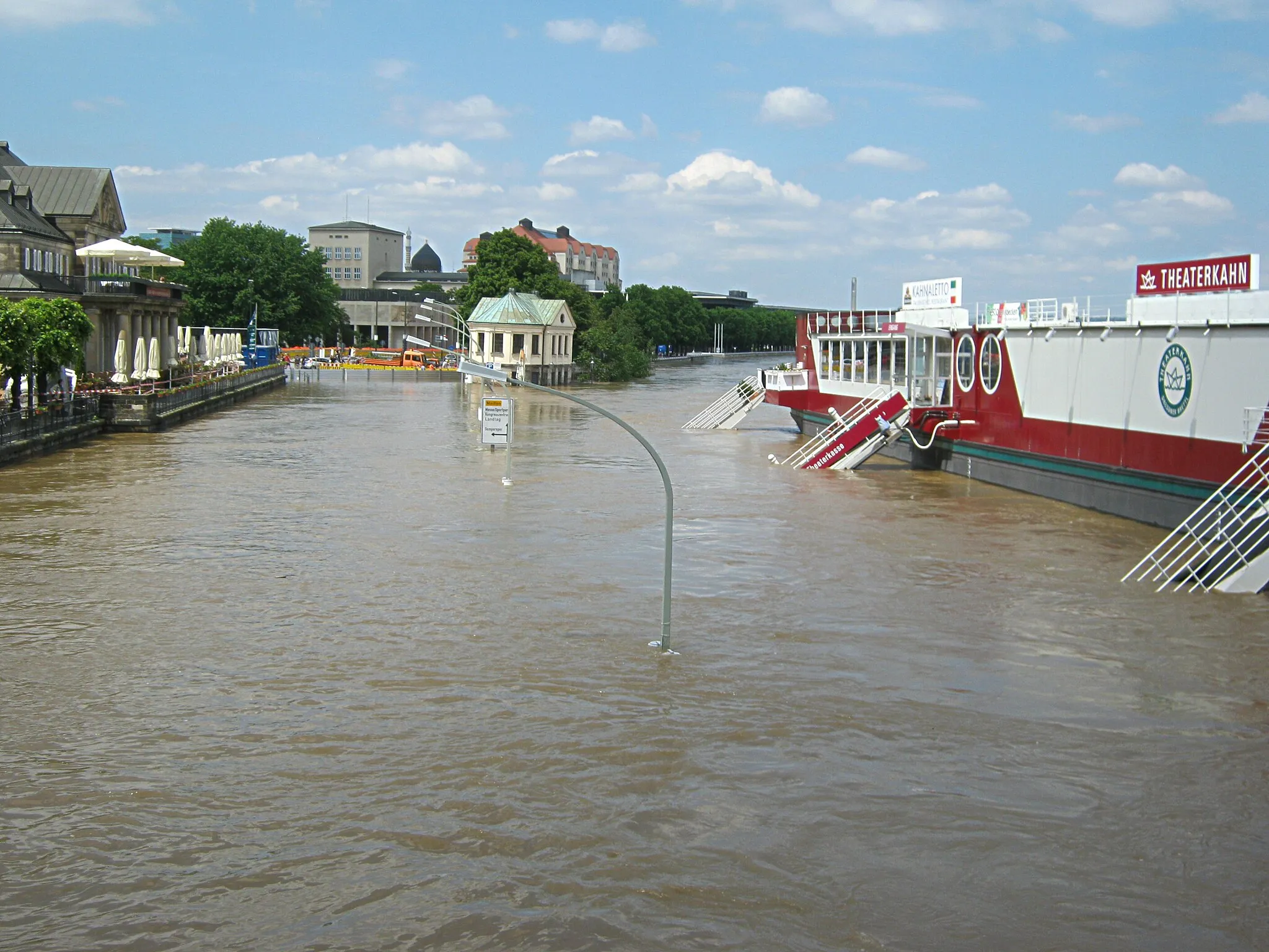 Photo showing: Dresden: Elbehochwasser am Donnerstag den 6.Juni 2013, der Pegel steht um 14Uhr weiter bei 8,76 Meter.