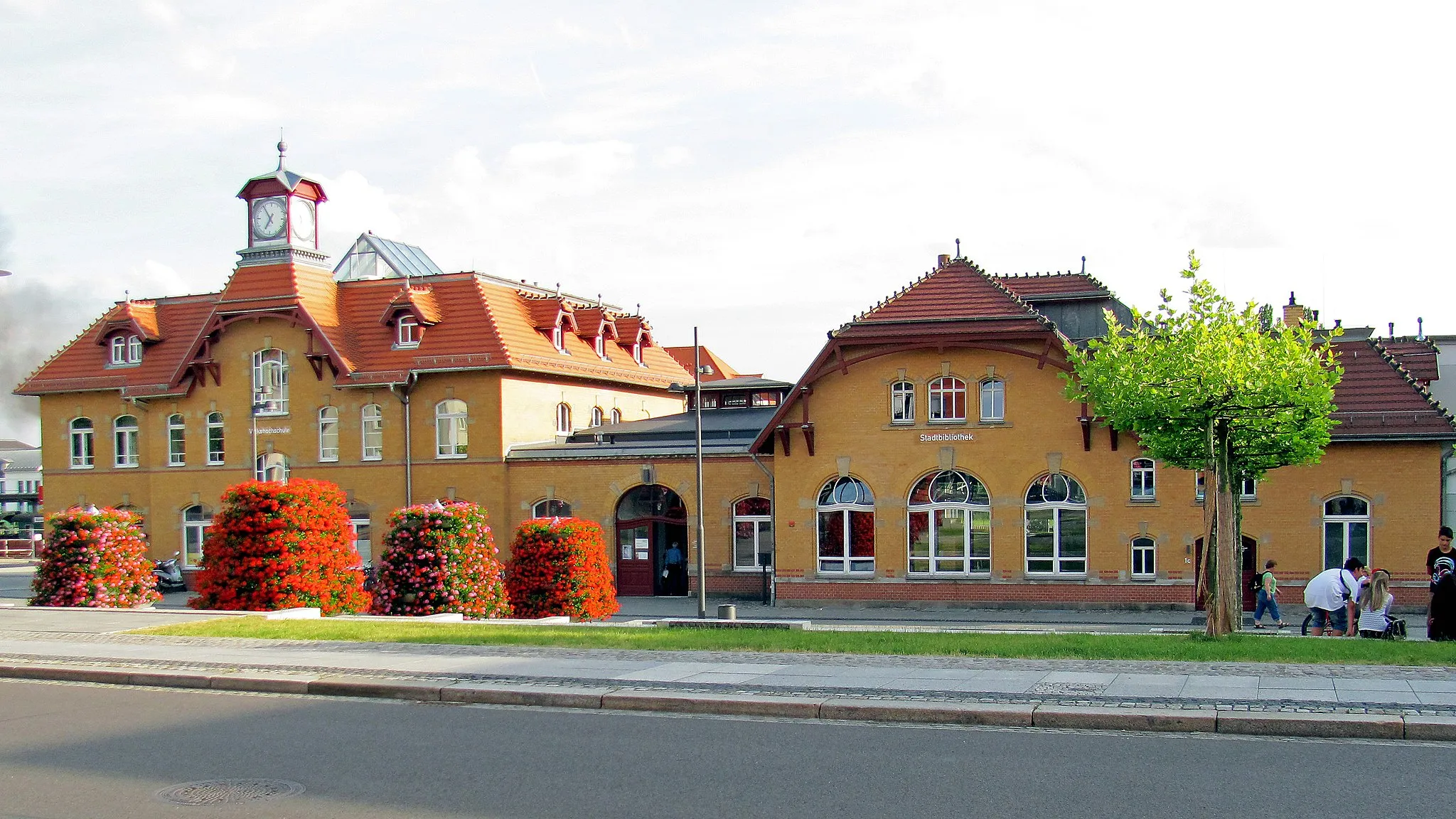 Photo showing: Bahnhof Radebeul Ost, Kulturbahnhof einschließlich der Erlebnisbibliothek (rechts)