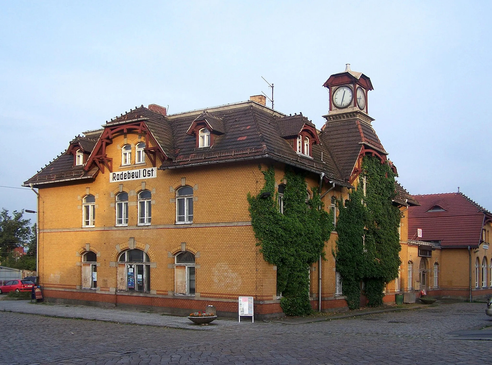 Photo showing: de:Bahnhof Radebeul Ost, Empfangsgebäude, Radebeul, Sachsen, Deutschland