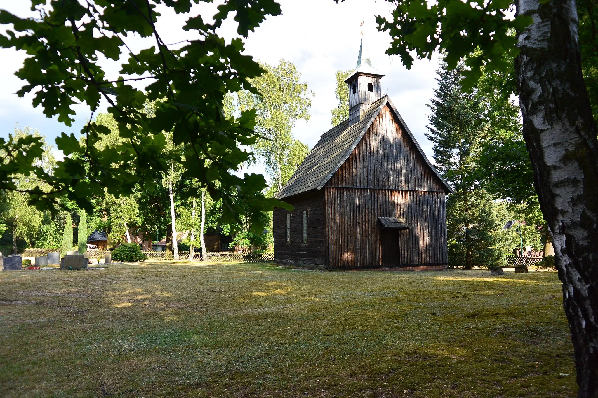 Photo showing: Friedhof und Schrotholzkirche (denkmalgeschützte Kapelle) in Sprey