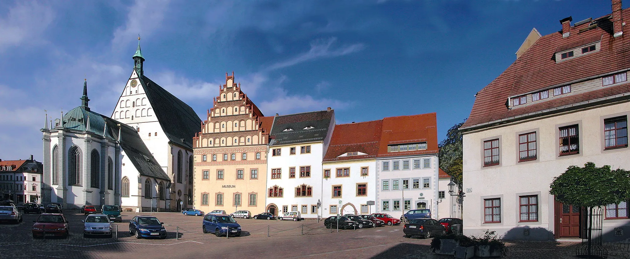 Photo showing: 03.08.2006  09599   Freiberg/Sachsen, Untermarkt: Dom St. Marien (Dom Unserer Lieben Frauen, spätgotisch, vollendet 1512); Domherrenhof (1480/85, Museum); Superintendentur (ehem. Dechanei, zwei Gebäude, linkes von vor 1500); Haus Untermarkt 2 / Ecke Geschwister-Scholl-Straße.                                                                                                                                                                                                                                                                                                                                                            [DSCN10801-10803.TIF]20060803025MDR.JPG(c)Blobelt