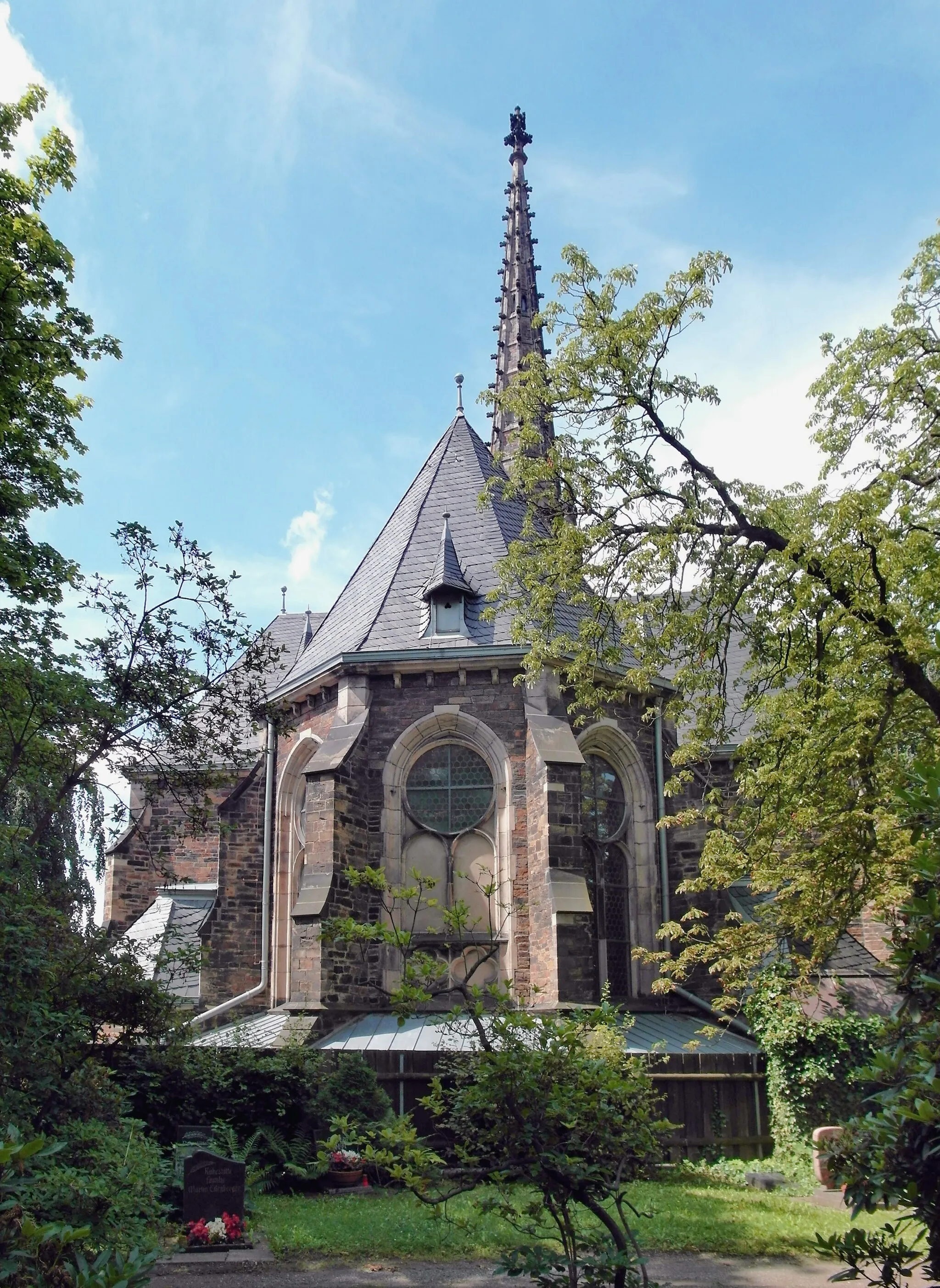 Photo showing: 23.07.2015    09599   Freiberg: Blick vom Donatsfriedhof am Donatsring zur Chorpartie der Jakobikirche, (1890-1892), Dresdner Str. 1 (GMP: 50.917381,13.350390). In der Kirche befindet sich eine Silbermann-Orgel von 1716/17.                                                           [SAM1151.JPG]20150723150DR.JPG(c)Blobelt