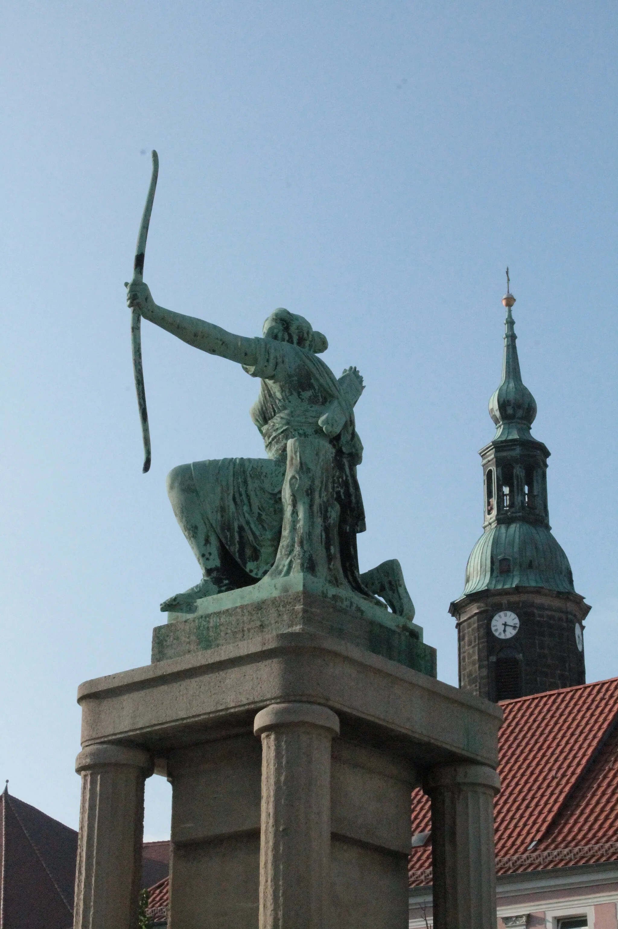 Photo showing: Statue in Grossenhain town square looking north to the spire of the Marienkirche