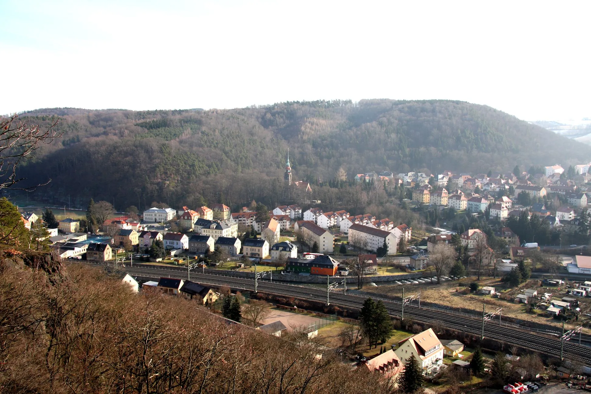 Photo showing: Blick vom Backofenfelsen auf Hainsberg, die Christuskirche, die Bahnstrecke und den Zusammenfluss von Roter und Wilder Weißeritz.