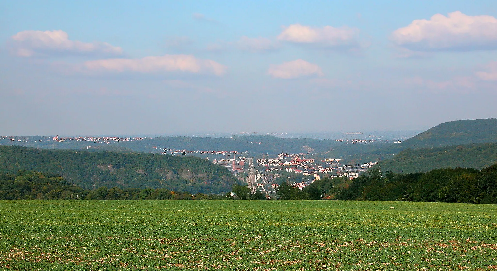 Photo showing: 26.09.2008  01734  Lübau (Rabenau): Sicht von der Landstraße Lübau-Somsdorf nach Freital. Der Blick geht längs durch den gesamten Ort nach Norden. Links im Vordergrund der Backofenfelsen (GMP: 50.982841,13.625577) oberhalb von Freital-Hainsberg. Links auf dem Horizont liegt Freital-Pesterwitz, die Jakobuskirche (GMP: 51.027632,13.651156) ist zu erkennen. Die höchste Erhebung rechts ist der Windberg, der Obelisk vom König-Albert-
Denkmal (GMP: 50.997728,13.659658) ist schwach zu sehen. Dahinter liegt Dresden-Dölzschen auf dem Vorhorizont. Im Dunst dahinter Dresden.                                                 [DSCN34266.TIF]20080926145DR.JPG(c)Blobelt