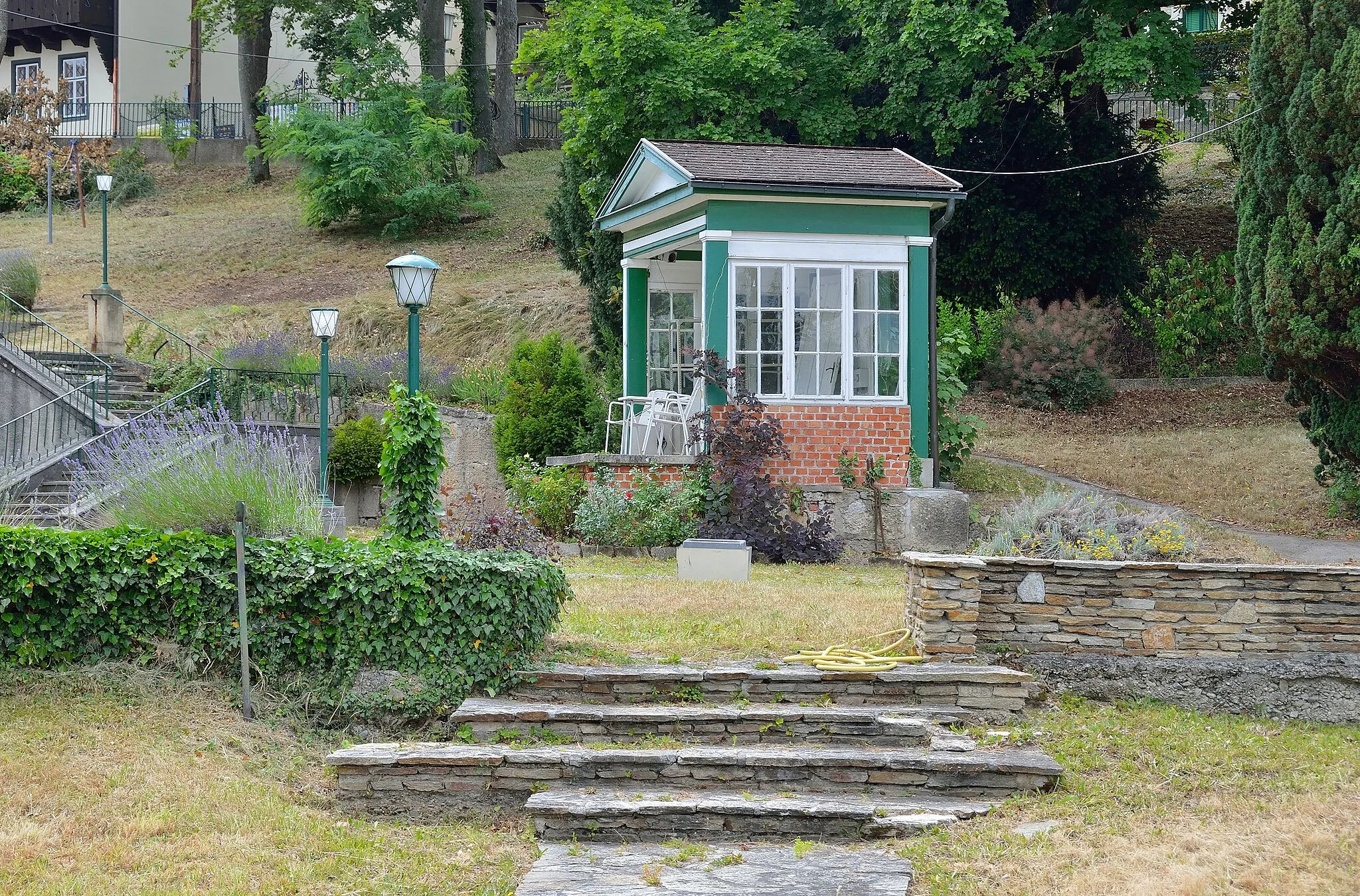 Photo showing: Villenanlage Pereira-Arnstein, Café Thermalbad, in Bad Vöslau wurde um 1830 erbaut und wird Joseph Kornhäusel zugeschrieben. Badner Straße 3.